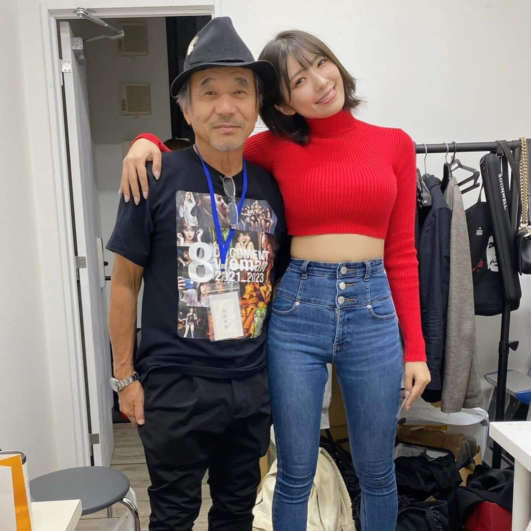 つばさ舞のインスタグラム：「. 西田幸樹カメラマンに腕組んじゃった😜✨笑 写真展での思い出の1枚📸 . . . . . . #つばさ舞#西田幸樹 #エイトウーマン2023  #エイトマンプロダクション」