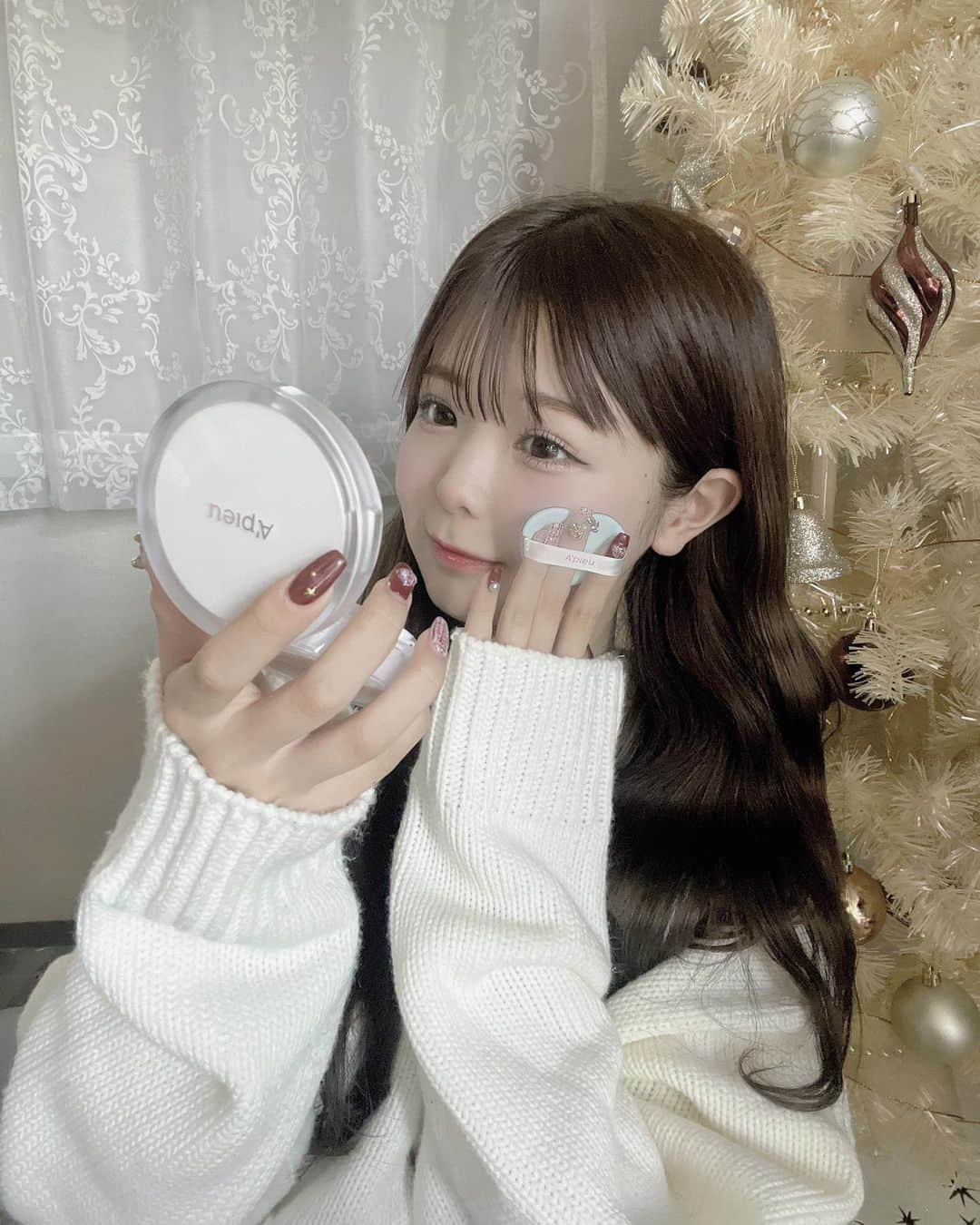 りょーかさんのインスタグラム写真 - (りょーかInstagram)「・ ・ Winter Makeup❄️🤍  この粉雪っぽいふんわりサラサラマット肌が冬っぽ…♡ サラサラパクトっていう液状タイプのフェイスパウダーで仕上げたよ👶🏻  夏にバズってたけど、パウダーなのに保湿してくれるから 冬も使いやすいの❕嬉❕  詰め替え用も12月13日からECサイトで先行発売開始したよ🤍  #サラサラパクト #アピュー #さら雪肌」12月15日 22時27分 - ryoka_0720