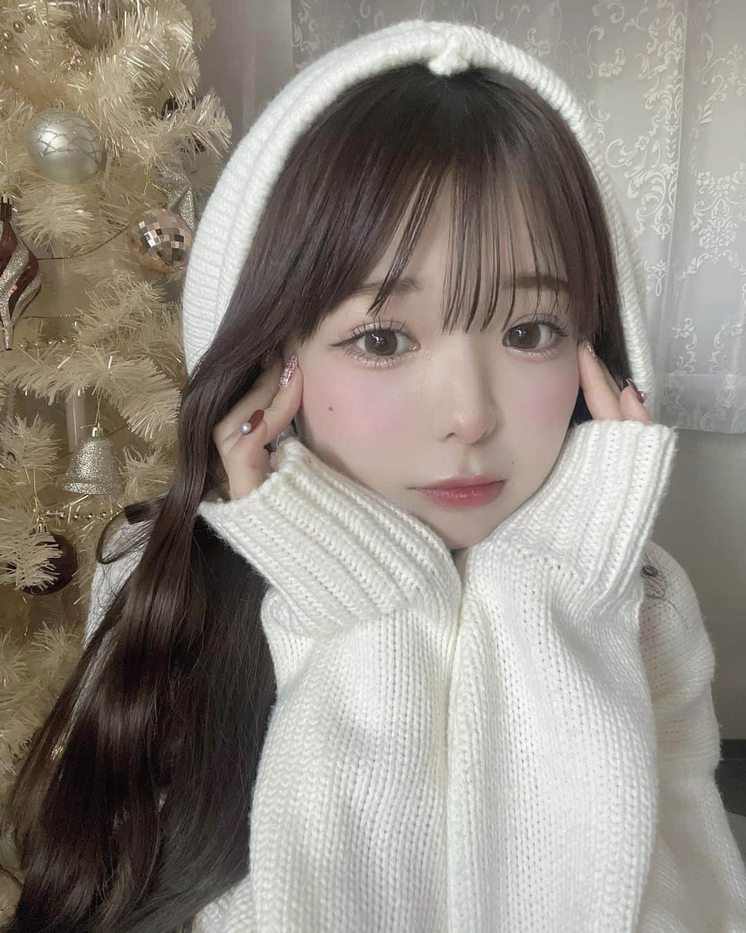 りょーかのインスタグラム：「・ ・ Winter Makeup❄️🤍  この粉雪っぽいふんわりサラサラマット肌が冬っぽ…♡ サラサラパクトっていう液状タイプのフェイスパウダーで仕上げたよ👶🏻  夏にバズってたけど、パウダーなのに保湿してくれるから 冬も使いやすいの❕嬉❕  詰め替え用も12月13日からECサイトで先行発売開始したよ🤍  #サラサラパクト #アピュー #さら雪肌」