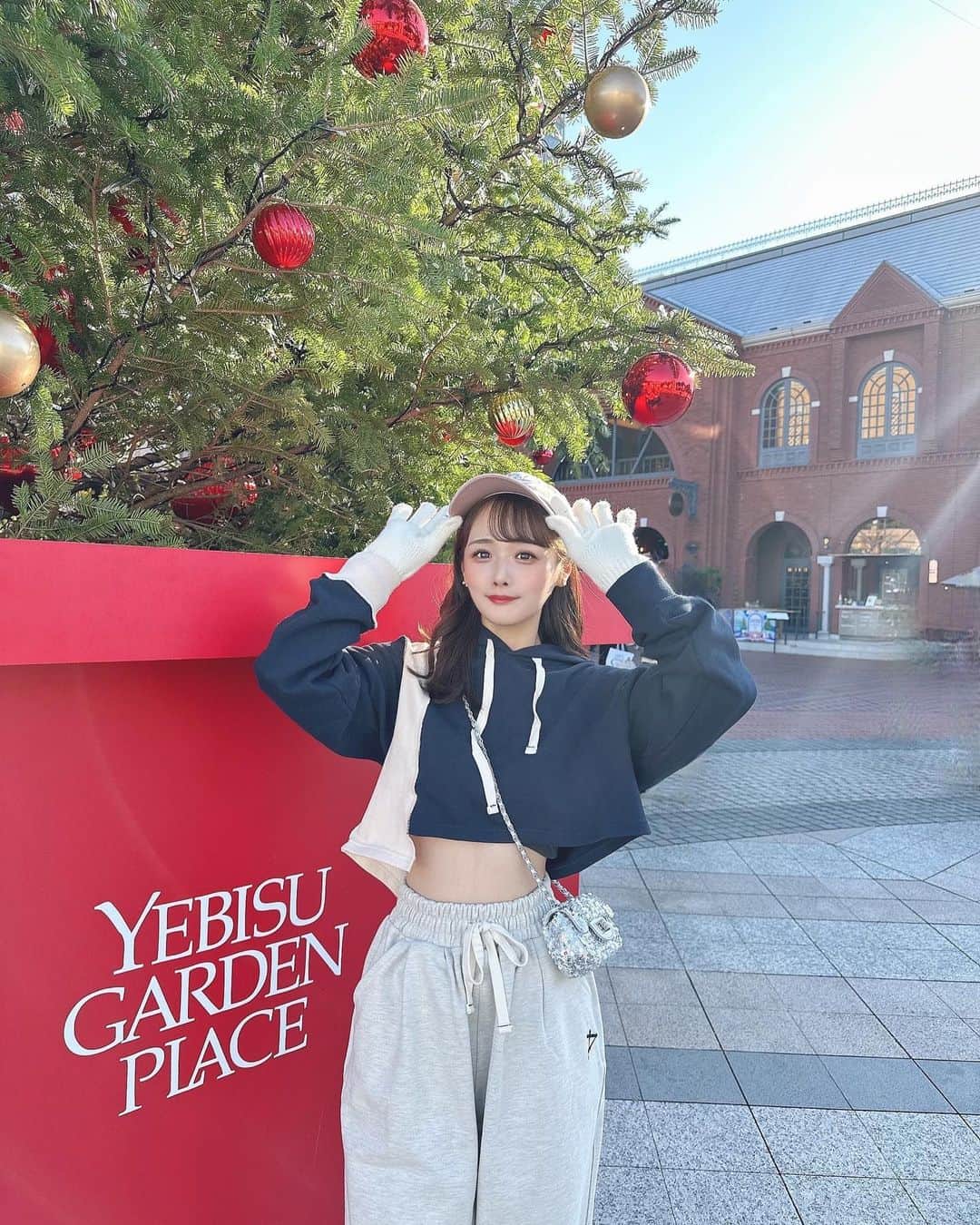 計良日向子（ひなひ）さんのインスタグラム写真 - (計良日向子（ひなひ）Instagram)「. 恵比寿ガーデンプレイスのクリスマス🎄♥️ . . . 今年も行ってきたよ🎁 ツリーも大きくて今年もとっても可愛い♡ 昼間しか行けてないから 夜のイルミネーションも行きたいな🌟 . . . スウェット上下とキャップ全て @playian_jp @playian だよ🤍 めちゃくちゃ形可愛くてお気に入り🫶 先日ポップアップにお邪魔した時から 早く着たかった、、！！ スウェット大好きだからたくさん着る🧶 . . . #恵比寿ガーデンプレイス #恵比寿カフェ #東京カフェ #クリスマスツリー #クリスマスコーデ #クリスマスマーケット #スウェットコーデ #スウェット」12月15日 22時28分 - kerahinako1105