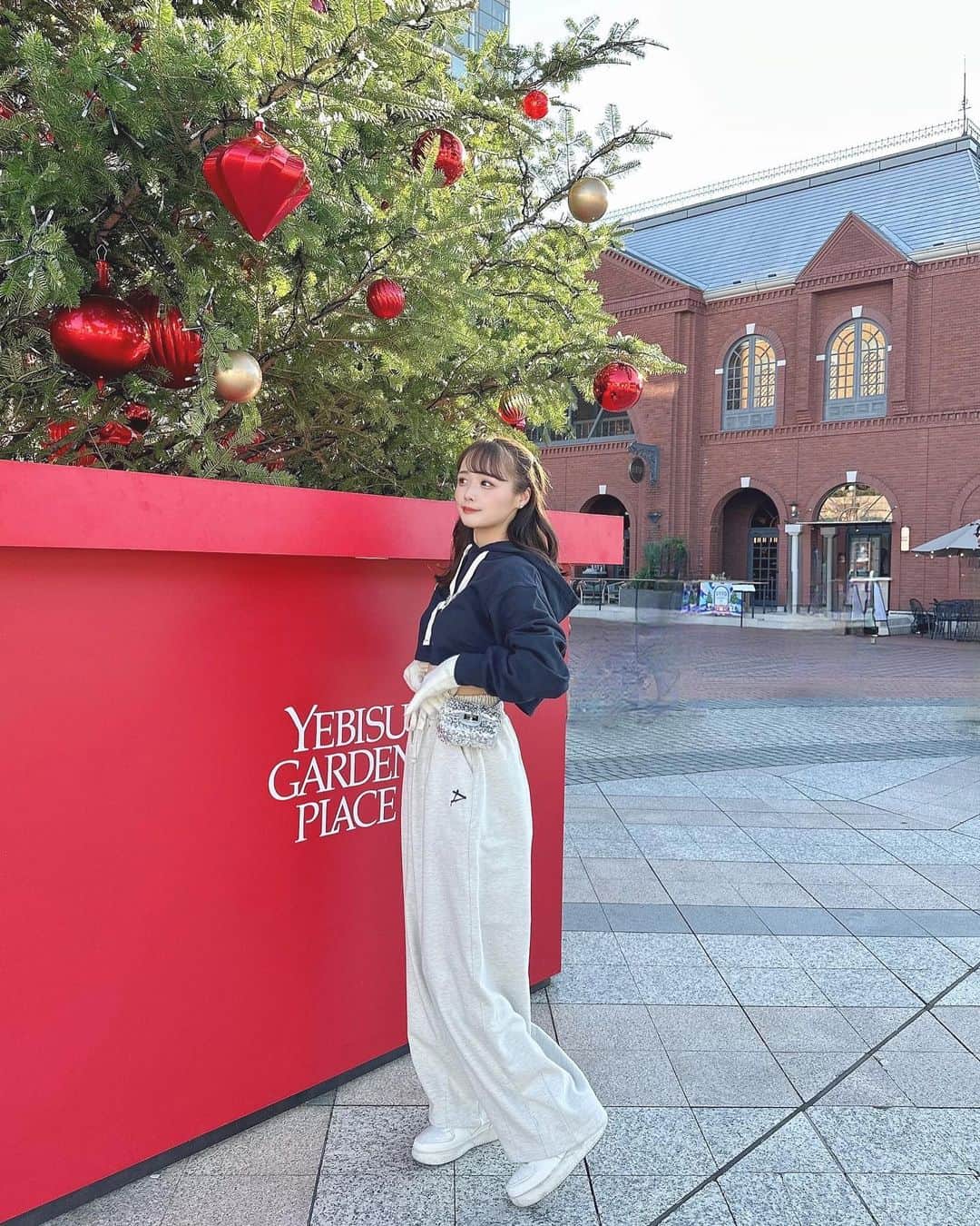 計良日向子（ひなひ）さんのインスタグラム写真 - (計良日向子（ひなひ）Instagram)「. 恵比寿ガーデンプレイスのクリスマス🎄♥️ . . . 今年も行ってきたよ🎁 ツリーも大きくて今年もとっても可愛い♡ 昼間しか行けてないから 夜のイルミネーションも行きたいな🌟 . . . スウェット上下とキャップ全て @playian_jp @playian だよ🤍 めちゃくちゃ形可愛くてお気に入り🫶 先日ポップアップにお邪魔した時から 早く着たかった、、！！ スウェット大好きだからたくさん着る🧶 . . . #恵比寿ガーデンプレイス #恵比寿カフェ #東京カフェ #クリスマスツリー #クリスマスコーデ #クリスマスマーケット #スウェットコーデ #スウェット」12月15日 22時28分 - kerahinako1105