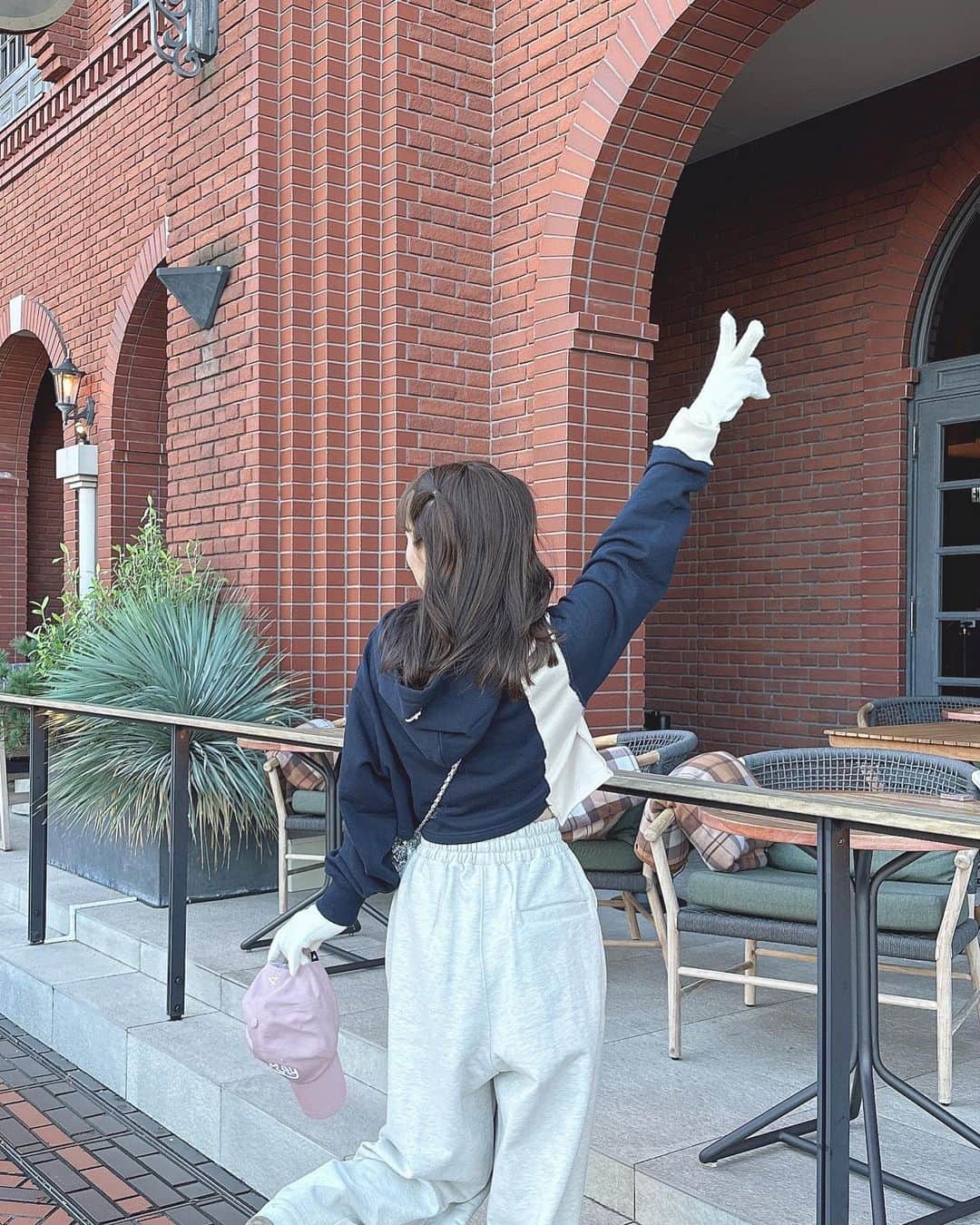 計良日向子（ひなひ）さんのインスタグラム写真 - (計良日向子（ひなひ）Instagram)「. 恵比寿ガーデンプレイスのクリスマス🎄♥️ . . . 今年も行ってきたよ🎁 ツリーも大きくて今年もとっても可愛い♡ 昼間しか行けてないから 夜のイルミネーションも行きたいな🌟 . . . スウェット上下とキャップ全て @playian_jp @playian だよ🤍 めちゃくちゃ形可愛くてお気に入り🫶 先日ポップアップにお邪魔した時から 早く着たかった、、！！ スウェット大好きだからたくさん着る🧶 . . . #恵比寿ガーデンプレイス #恵比寿カフェ #東京カフェ #クリスマスツリー #クリスマスコーデ #クリスマスマーケット #スウェットコーデ #スウェット」12月15日 22時28分 - kerahinako1105