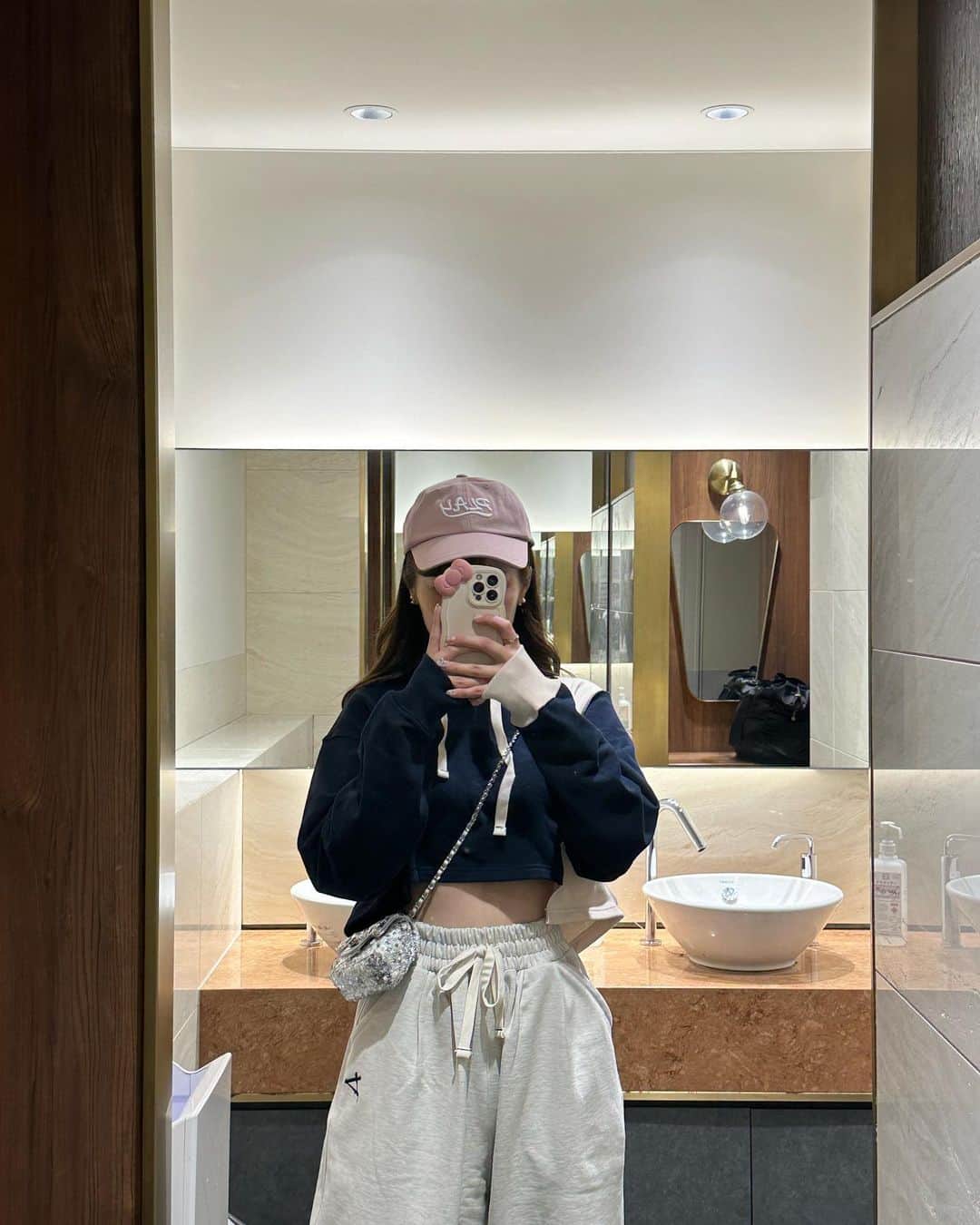 計良日向子（ひなひ）さんのインスタグラム写真 - (計良日向子（ひなひ）Instagram)「. 恵比寿ガーデンプレイスのクリスマス🎄♥️ . . . 今年も行ってきたよ🎁 ツリーも大きくて今年もとっても可愛い♡ 昼間しか行けてないから 夜のイルミネーションも行きたいな🌟 . . . スウェット上下とキャップ全て @playian_jp @playian だよ🤍 めちゃくちゃ形可愛くてお気に入り🫶 先日ポップアップにお邪魔した時から 早く着たかった、、！！ スウェット大好きだからたくさん着る🧶 . . . #恵比寿ガーデンプレイス #恵比寿カフェ #東京カフェ #クリスマスツリー #クリスマスコーデ #クリスマスマーケット #スウェットコーデ #スウェット」12月15日 22時28分 - kerahinako1105