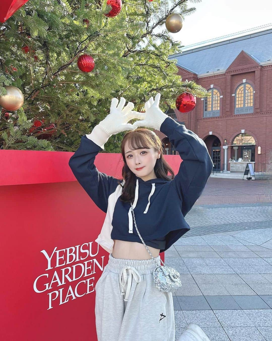 計良日向子（ひなひ）のインスタグラム：「. 恵比寿ガーデンプレイスのクリスマス🎄♥️ . . . 今年も行ってきたよ🎁 ツリーも大きくて今年もとっても可愛い♡ 昼間しか行けてないから 夜のイルミネーションも行きたいな🌟 . . . スウェット上下とキャップ全て @playian_jp @playian だよ🤍 めちゃくちゃ形可愛くてお気に入り🫶 先日ポップアップにお邪魔した時から 早く着たかった、、！！ スウェット大好きだからたくさん着る🧶 . . . #恵比寿ガーデンプレイス #恵比寿カフェ #東京カフェ #クリスマスツリー #クリスマスコーデ #クリスマスマーケット #スウェットコーデ #スウェット」