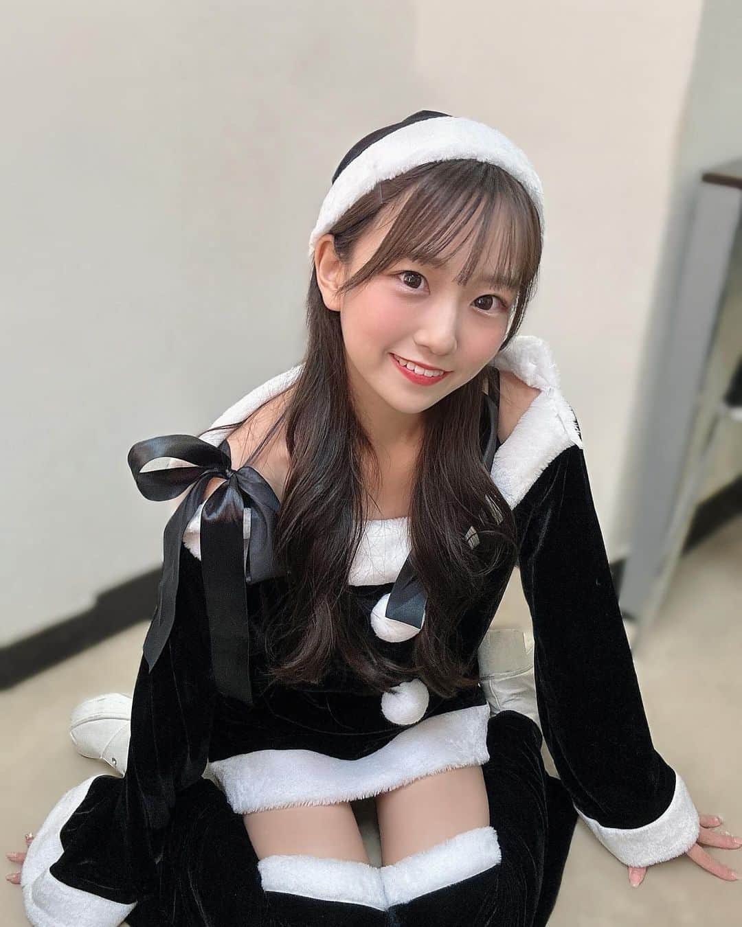 宮脇彩花さんのインスタグラム写真 - (宮脇彩花Instagram)「♡  あわてんぼうのサンタクロース🎅🖤  今年初のサンタコスです🎶 黒サンタかなりお気に入りなんだけど、どうかなー？❤︎  黒色ってちょっとレアだよね🫶  #ライブアイドル #黒サンタ #黒サンタコスプレ #サンタコスプレ🎅 #アイドルコスプレ #アイドルヘアアレンジ #バニクル #bunnylacrew」12月15日 22時30分 - ayaka_bunnyla