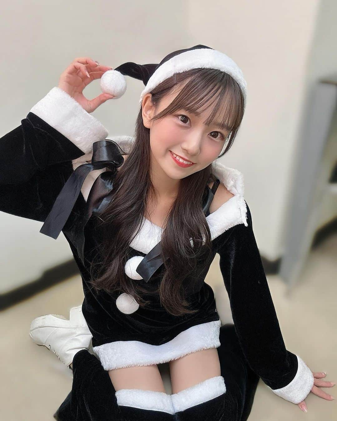 宮脇彩花のインスタグラム：「♡  あわてんぼうのサンタクロース🎅🖤  今年初のサンタコスです🎶 黒サンタかなりお気に入りなんだけど、どうかなー？❤︎  黒色ってちょっとレアだよね🫶  #ライブアイドル #黒サンタ #黒サンタコスプレ #サンタコスプレ🎅 #アイドルコスプレ #アイドルヘアアレンジ #バニクル #bunnylacrew」