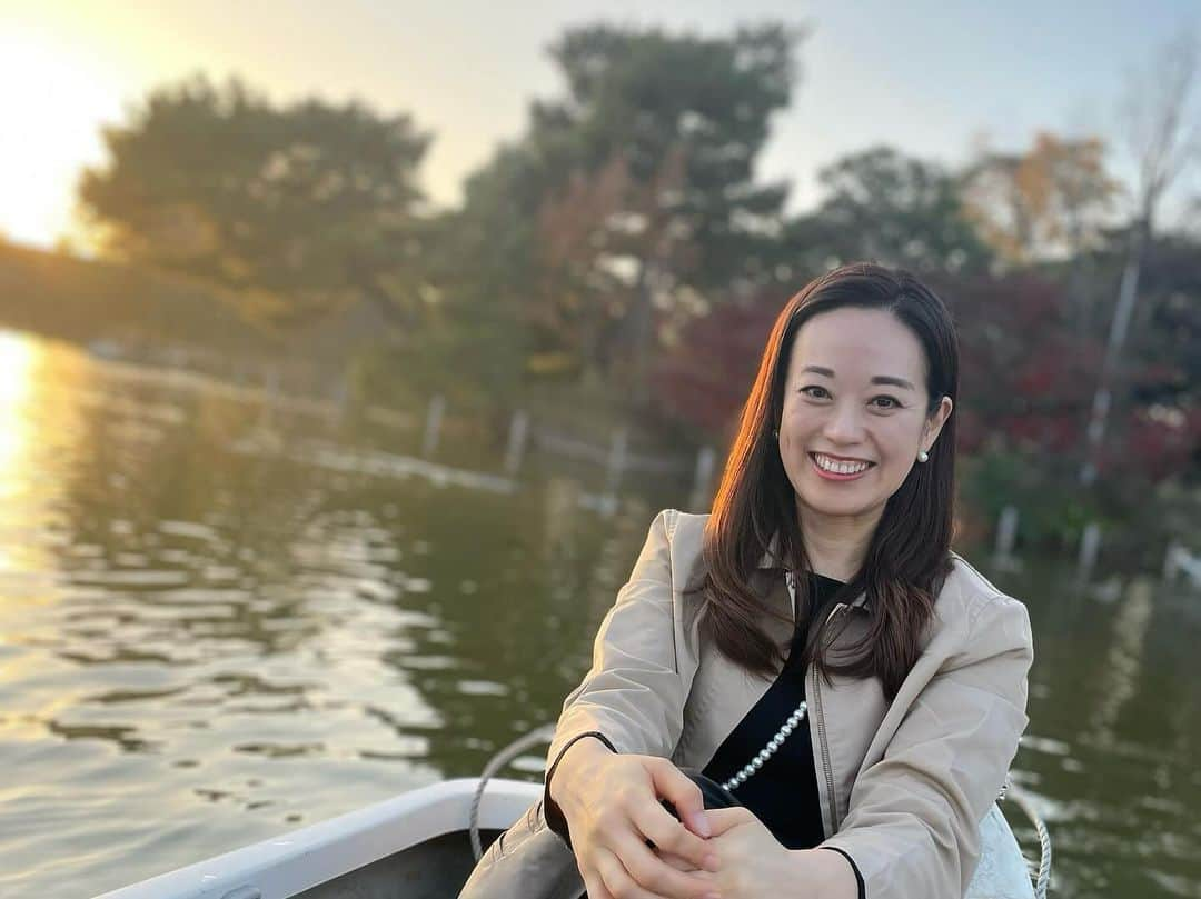 沢瀉美緒さんのインスタグラム写真 - (沢瀉美緒Instagram)「※ At a park🚣 with nephew. . ちょと公園まで！のつもりが 大体甥っ子とボートに乗って密談🤭 . 私はぼーっと座ってるだけ😂 日暮も早くなったので、あっという間に 夕焼けに。 . メタセコイヤがとっても綺麗。 大奥で勝海舟が出て来て 少し気になったので、勝海舟記念館に 行ってみようかな🙄 . . #ボート」12月15日 22時33分 - mio_omodaka