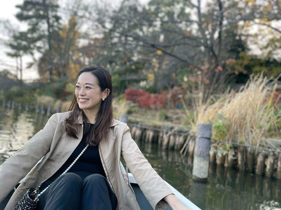 沢瀉美緒さんのインスタグラム写真 - (沢瀉美緒Instagram)「※ At a park🚣 with nephew. . ちょと公園まで！のつもりが 大体甥っ子とボートに乗って密談🤭 . 私はぼーっと座ってるだけ😂 日暮も早くなったので、あっという間に 夕焼けに。 . メタセコイヤがとっても綺麗。 大奥で勝海舟が出て来て 少し気になったので、勝海舟記念館に 行ってみようかな🙄 . . #ボート」12月15日 22時33分 - mio_omodaka