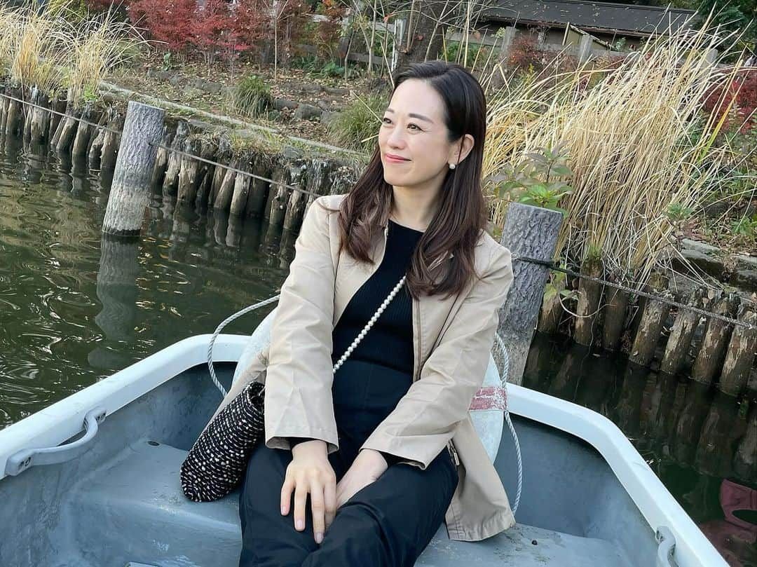 沢瀉美緒さんのインスタグラム写真 - (沢瀉美緒Instagram)「※ At a park🚣 with nephew. . ちょと公園まで！のつもりが 大体甥っ子とボートに乗って密談🤭 . 私はぼーっと座ってるだけ😂 日暮も早くなったので、あっという間に 夕焼けに。 . メタセコイヤがとっても綺麗。 大奥で勝海舟が出て来て 少し気になったので、勝海舟記念館に 行ってみようかな🙄 . . #ボート」12月15日 22時33分 - mio_omodaka