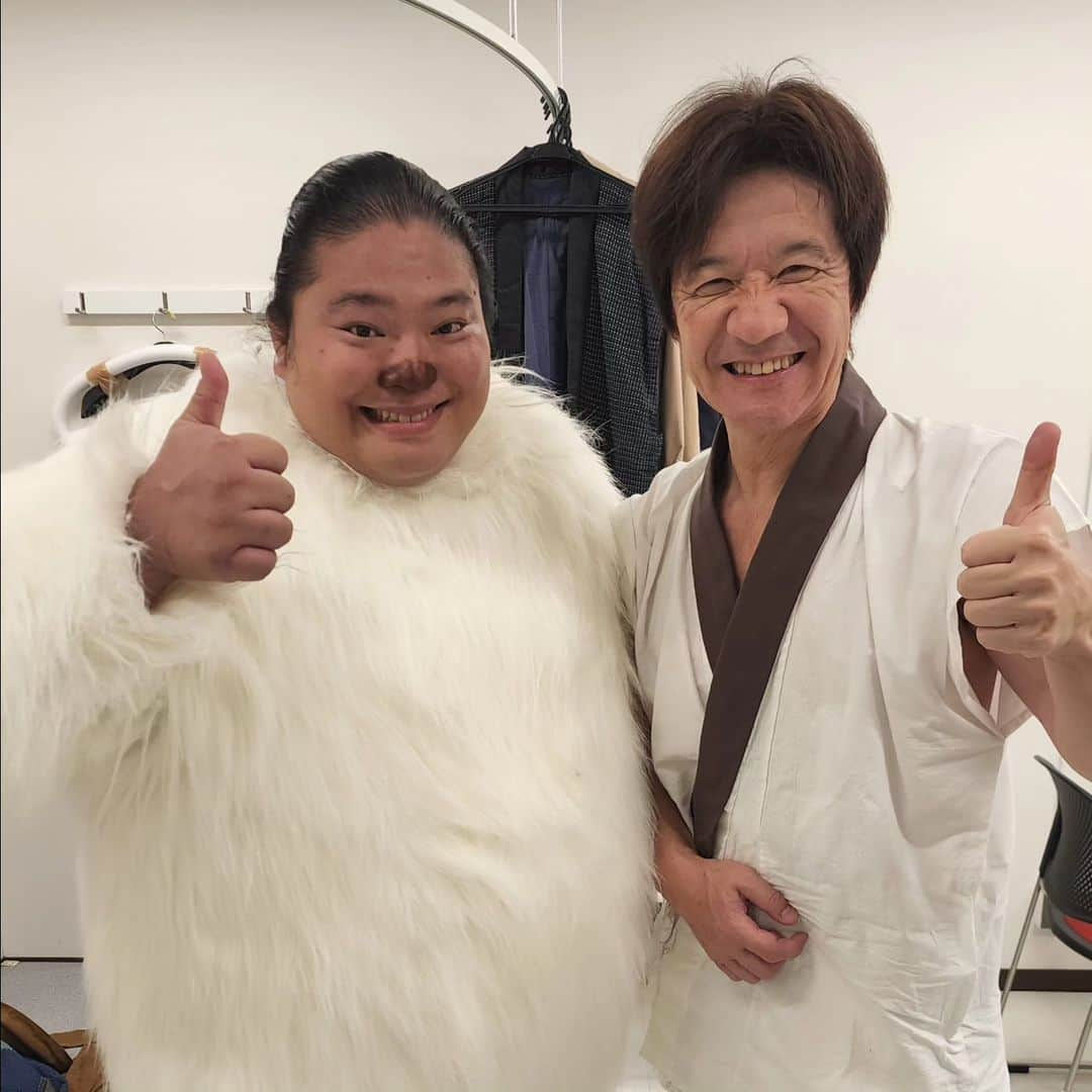 富栄ドラムさんのインスタグラム写真 - (富栄ドラムInstagram)「NHK 『LIFE!冬1』ご視聴ありがとうございました👏📺️ 僕の人生初のコントいかがでしたでしょうか❓️🙇‍♂️ こちら内村光良さんと塚地武雅さんとのオフショットになります📸 二人とも凄く優しくて✨『内村さんとコント共演する』という小学生の頃の夢が叶って最高に嬉しく楽しかったです🥳🎉 また是非参加させて頂ける様に頑張ります🌷🌷 #富栄ドラム #life人生に捧げるコント」12月15日 22時34分 - tomisakae