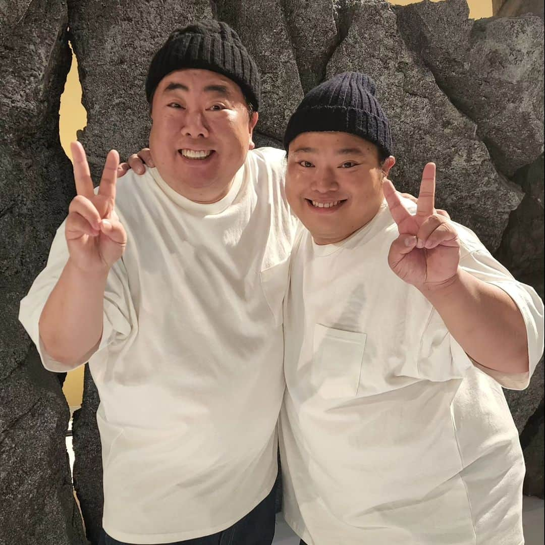 富栄ドラムさんのインスタグラム写真 - (富栄ドラムInstagram)「NHK 『LIFE!冬1』ご視聴ありがとうございました👏📺️ 僕の人生初のコントいかがでしたでしょうか❓️🙇‍♂️ こちら内村光良さんと塚地武雅さんとのオフショットになります📸 二人とも凄く優しくて✨『内村さんとコント共演する』という小学生の頃の夢が叶って最高に嬉しく楽しかったです🥳🎉 また是非参加させて頂ける様に頑張ります🌷🌷 #富栄ドラム #life人生に捧げるコント」12月15日 22時34分 - tomisakae