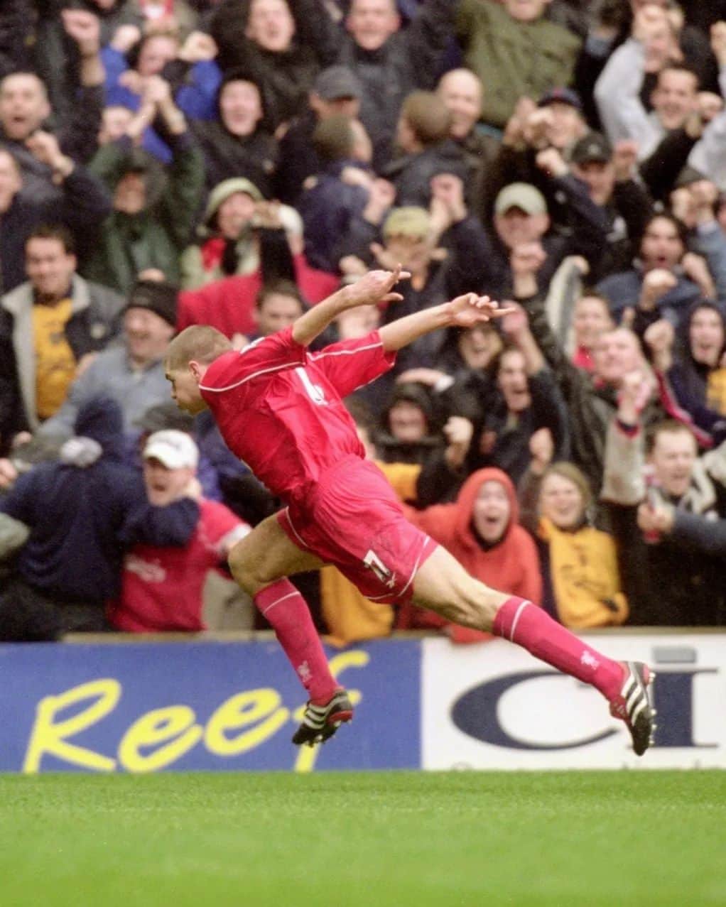 リヴァプールFCのインスタグラム：「GERRARD!!! 🚀  An unstoppable Stevie G special 🆚 Manchester United back in 2001. What. A. Hit. 😲」