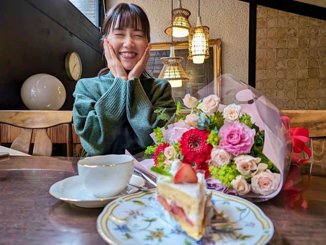 服部未佳さんのインスタグラム写真 - (服部未佳Instagram)「ギャレスさん👱🏻‍♂️が撮ってくれた ニヤニヤ服部😄です。  たまにABAで会っても リップサービス言い合うだけの 私たちですので😙笑 休日のランチが実現してお互いびっくり😝 たくさんお話できて楽しかったです🍙  それと ギャレスさんのコーヒーが おいしくてびっくり😳 窒素が入っているという☕️ ブラックなのにクリーミー！ 弘前市の @beeasybrewing  クラフトビールは 当たり前のようにおいしいのですけれども🌿 コーヒー飲みに行くのもいいですわね☺️  さらに バースデーサプライズ💐3連発！ いただきまして… びっくり×100😭とても嬉しかったです！ ギャレスさん 素敵な1日をありがとうございました✨  #ギャレス さん #ギャレスのアジト #弘前市  #クラフトビール #窒素コーヒー  #服部未佳 #アナウンサー」12月15日 22時38分 - mikahattori_aba