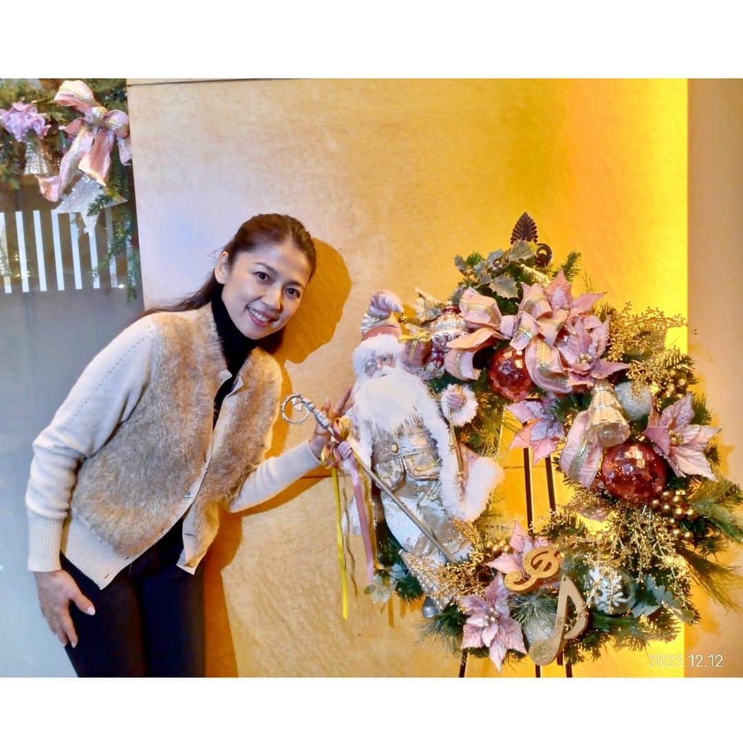 純名里沙さんのインスタグラム写真 - (純名里沙Instagram)「純名里沙プロデュース冬のミニアルバム 『Winter Iris〜冬の虹』リリース記念コンサート🎶 おかげさまで、たくさんのお客様に足をお運びいただき、 無事終えることが出来ました✨  なかなかホールの空きがない12月、ハクジュホールにお電話をし、この日だけが空いていて運良くブッキング出来たこと、今思えば本当に幸運でした✨  ホールに上がるまでのクリスマスの美しく可愛い飾り付け💕🎄 天井が高く品格溢れるロビー、波打つ木の壁やあたたかさにつつまれ、響きを感じながら、お陰さまで気持ちよく歌う事が出来ました✨  逃げも隠れも出来ない舞台上で、スリリングな音の会話を皆で愉しめ、打ち上げまで、ミュージシャンの皆と色んな話が飛び交う有意義な時間を持てたこと、最高に嬉しかったです！！✨  そんな中、今回、初共演となる弦パートのお2人をお迎えしての本番、100%の自信を持っていたある曲で、自分史上初めてのハプニングをやってしまいました。 でも✨あたたかいお客さまのお陰で、不思議とそんな状況をも冷静に受け止めている自分がいました。  ミュージカルやショーケースとは違い、現実的にたった1日だけのリハーサルしか出来ないライブコンサート。 どんな状況になっても楽しむことは、今までなかなか難しかったのですが、、ある意味、怪我の功名と言いますか、そんな自分に出会えた事が逆に嬉しく、不謹慎ながらこれからの自信にもつながる出来事でした。  とはいえ、びっくりさせてしまった皆さま、ほんとうにごめんなさい‼︎ 全集中でやっておりますが、これからもライブコンサートはその時、その場のやり取りで、なにが起こるか分かりません。それを是非、共有して楽しんでいただけたら嬉しいです♪  共演の笹子重治さん、佐藤浩一さん、会田桃子さん、徳澤弦さん、舞台監督さん初め、技術スタッフの皆さま、衣装協力いただきましたオーセンティック銀座さま　@authentique_weddingdress （サイン時の赤ドレス以外）、ヘアメイクさん、映像チームの皆さま、表周りを担ってくださった皆皆さま、チケットでお世話になりましたキョードーファクトリーさま、ホール関係の皆々さまにも大変お世話になりました。ほんとうに、ありがとうございました‼️  まだまだコンサート制作責任者として残務処理に追われる毎日を過ごしておりますが、、笑  アルバムが会場で自分史上いちばん売れたことが、きっと私が愉しめた結果だったのではないかと信じて、これからもがんばれそうです‼︎涙♡  サイン会では長い列に並んでいただき有難うございました❤️‍🔥お客さまと直にお話し出来たこと、とっても嬉しかったです🫶  〜〜〜〜〜 客席には『Winter Iris』に身に余るコメントをくださいました、敬愛する真矢ミキさん✨はじめ宝塚時代にお世話になった諸先輩方✨ 中井美穂さん✨石田ひかりさん✨友人、家族、親戚^ - ^ジャケットを撮影くださったたかはしじゅんいちさん✨、、たくさんの仕事やプライベートの関係者の皆さまが、お忙しい中時間を割いて会場に駆けつけてくださいました✨❤️‍🔥  あたたかな空気を作ってくださった皆々さまのお陰で、また一つ、新たな自分を発見出来た記念日になったように思います。  長くなりましたが、お世話になりました全ての関係者の皆さま、ご来場くださいました全てのお客様、チケットお持ちで来たくても来られなかったお客様にも！心から、感謝を申し上げます🙇‍♀️  そして、たくさんのプレゼントやお手紙、大好きなお花💐も、全て大切に受け取らせていただき持ち帰っております✨  この場を借りて心よりお礼申し上げます❤️  楽しく思いっきり歌えました^ - ^✨ ありがとうございました‼️  〜〜〜〜〜  さて、ようやく季節はアルバム『Winter Iris』を聴いていただくのにぴったりの時期となりました🎄✨ 終演後、時間がなくてアルバムを買えなかった方もいらしたとお聞きしております。こちら💁‍♀️Amazon、タワーレコード、HMV、アオラコーポレーション、mona☆risa_recordsのサイトで好評発売中です♪ 是非、クリスマスのお供に、プレゼントに🎁お手に取ってくださいね✨  #純名里沙 #risajunna #ニューアルバム #winteriris #発売記念コンサート #笹子重治さん　#佐藤浩一さん #会田桃子さん #徳澤青弦さん #ハクジュホール #無事に終わりました #ほんとうに #ありがとうございました #感謝感謝感謝」12月15日 22時42分 - risajunna3158