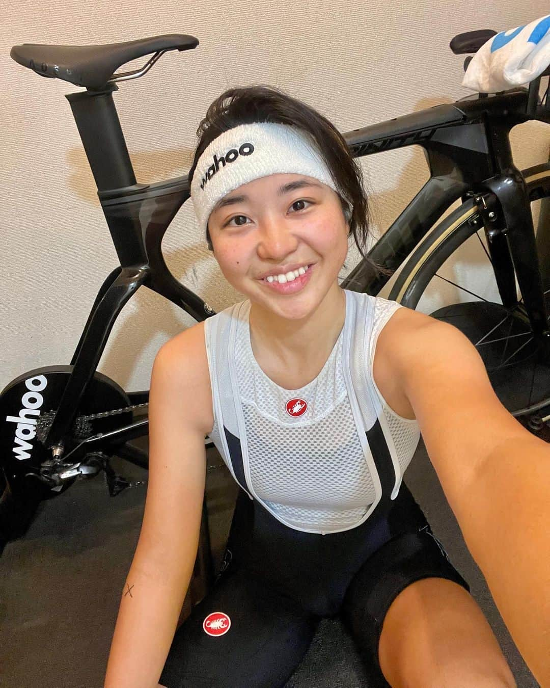 平良エレアのインスタグラム：「Zwift 40min🚴‍♀️  今週から様子見ながらローラー回してます✌️  まだ肘曲がらず 右手に体重はかけれないし パワーかけすぎると響くけど  サドルの上に座れてるだけ進歩🫶  来月復帰に向けて！！！ 今月はトレーニング🏋️‍♀️にZwift🚴‍♀️に リハビリ❤️‍🩹しっかり頑張ります！！！  #右肘粉砕骨折 #リハビリ中　 #ロードバイク女子 #cyclistlife #cyclinglife #cyclist #cyclinglifestyle #instacycle #instacycling  #livjp_ambassador」