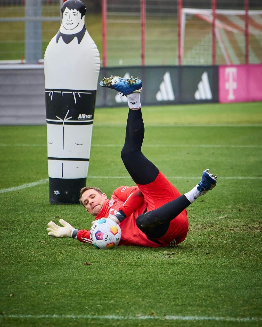 バイエルン・ミュンヘンさんのインスタグラム写真 - (バイエルン・ミュンヘンInstagram)「Full focus on #FCBVfB 👀⏳  #MiaSanMia #FCBayern」12月15日 22時47分 - fcbayern