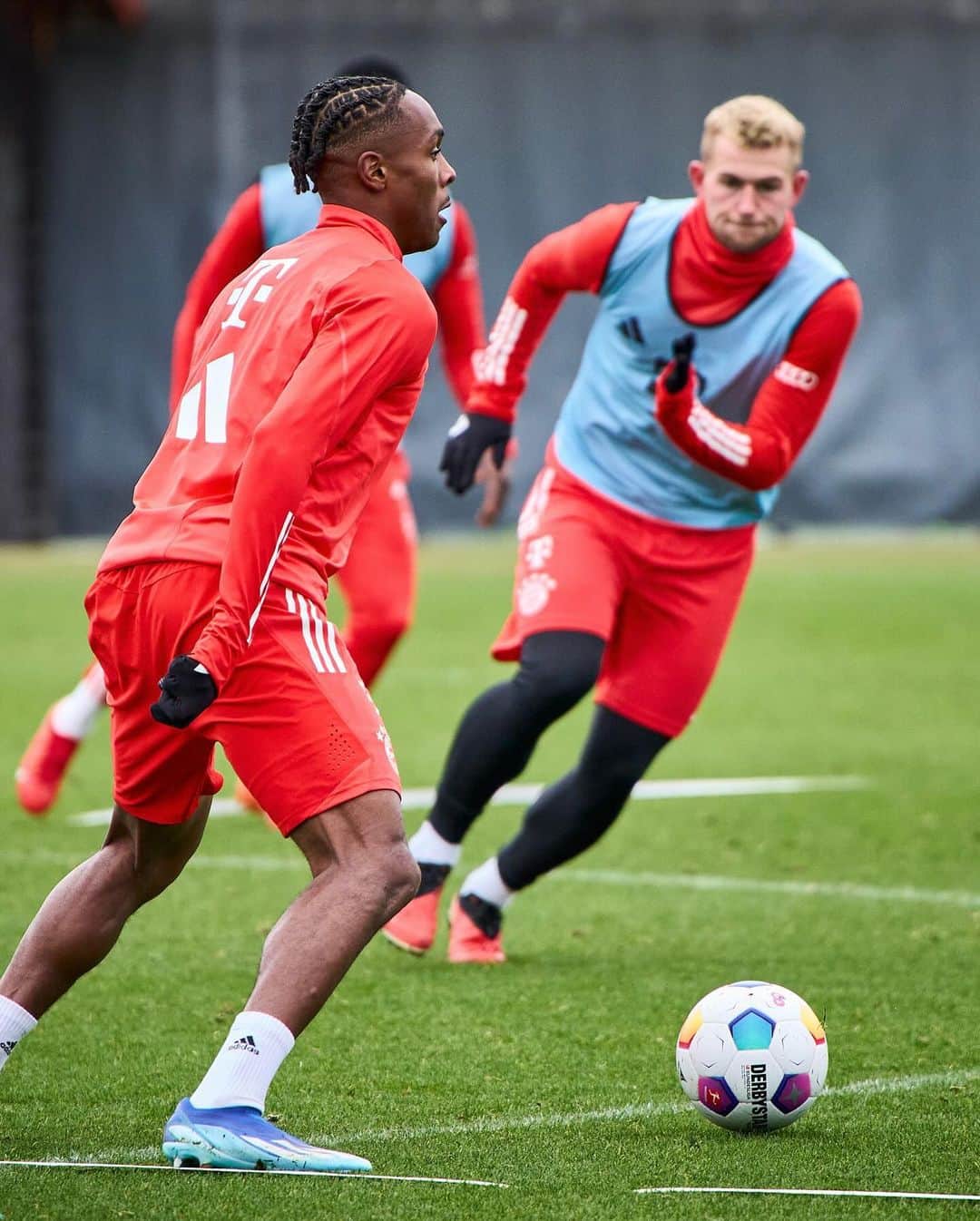 バイエルン・ミュンヘンのインスタグラム：「Full focus on #FCBVfB 👀⏳  #MiaSanMia #FCBayern」