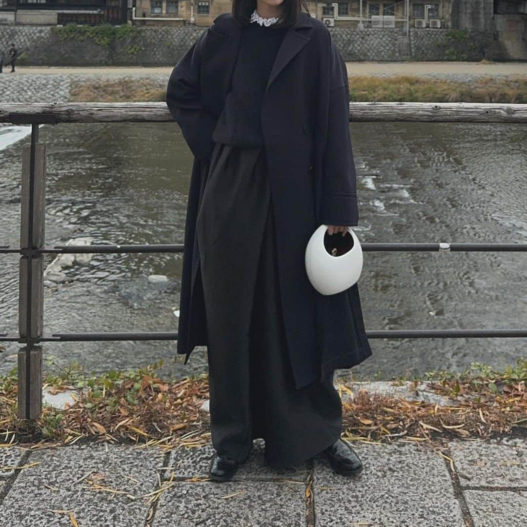 uinoloscaのインスタグラム：「ネイビー×ブラック合わせに白を差し色で。ひらりなブラウスはたまに着たくなる☺️ ・ ・ ・ coat @deres__official  pullover @ctplage_cta_paris_japan  blouse @isabelmarant  skirt @atelier_keisuzuki」