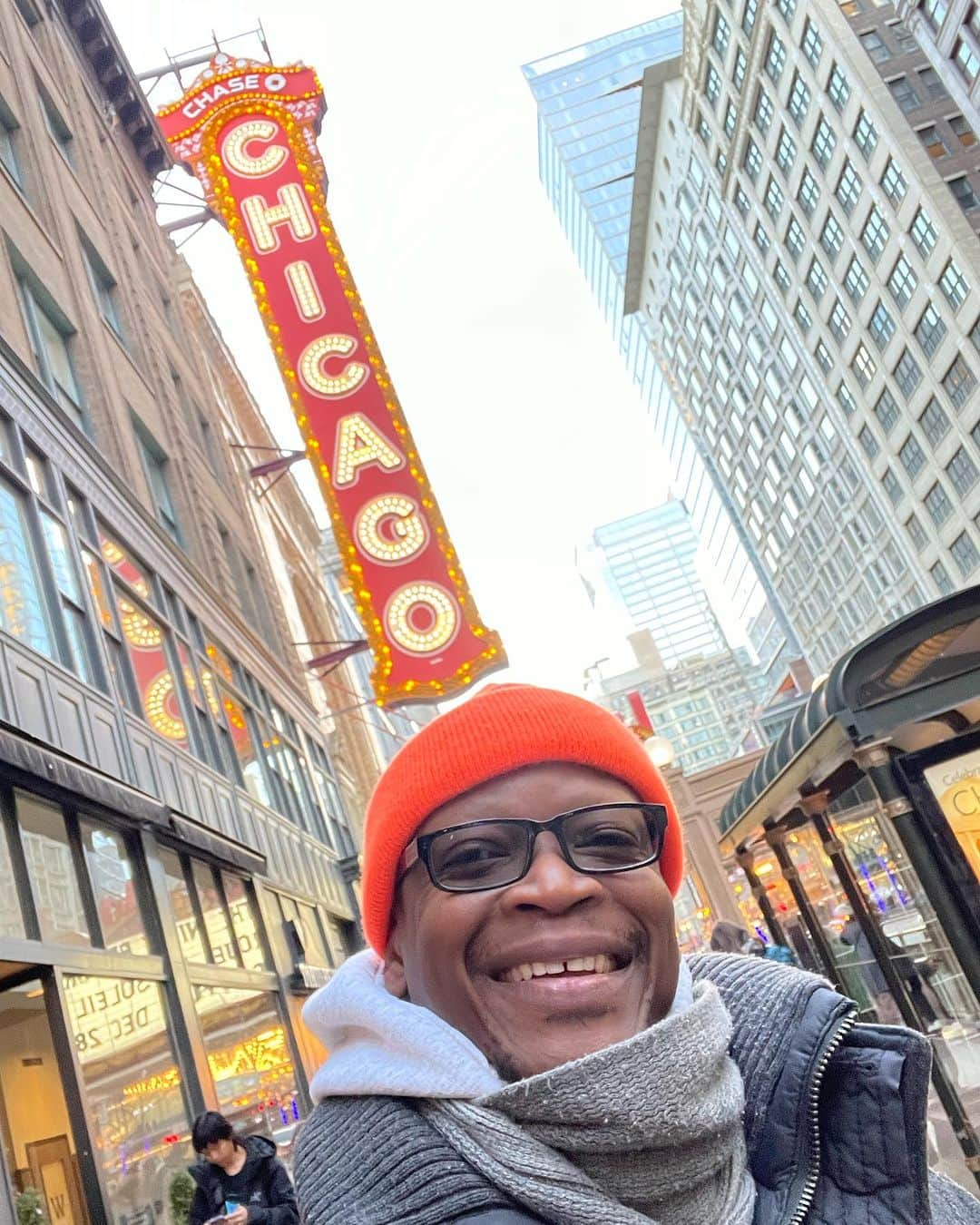 ラリー・ギリアード・Jrのインスタグラム：「Got in my car to take a day trip and ended up…guess where! My second favorite town! So I took in some sights! 1)Chicago theater! 2)Corn cob buildings! 3)Hancock building! 4)Tree at 900 Mich Ave Mall! 5)Tree at the Walnut Room! 6)Tree at Chicago Tribune 7)J.B.P. DuSable- Founder of Chicago 8)Magnificent Mile 9)Lake Michigan (One of my favorite places on earth!) 10)Tree at Millennium Park! #traveling #chicago #lakemichigan #lawrencegilliardjr #lgjrlifestyle #christmastime #daytripping」