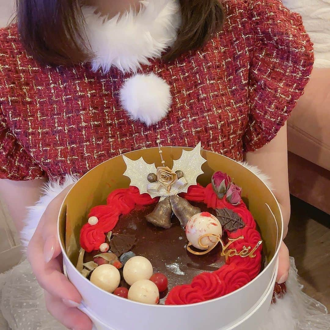 谷口彩菜さんのインスタグラム写真 - (谷口彩菜Instagram)「クリスマスケーキ🎄🤎 . @louangetokyo_lemusee の クロンヌドゥノエル2023♡ . 宝石箱の中のリースをモチーフにした 大人のショコラタルトで すごく濃厚で美味しかった🤎 ルワンジュのケーキはいつも 可愛くて食べたかったから 念願叶った〜🥹🤍 . . #クリスマスケーキ　#クリスマスケーキ2023 #ルワンジュ　#ルワンジュ東京」12月15日 22時55分 - taniguchi_ayana