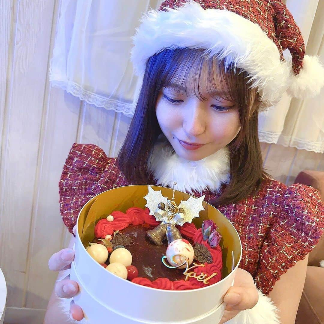 谷口彩菜のインスタグラム：「クリスマスケーキ🎄🤎 . @louangetokyo_lemusee の クロンヌドゥノエル2023♡ . 宝石箱の中のリースをモチーフにした 大人のショコラタルトで すごく濃厚で美味しかった🤎 ルワンジュのケーキはいつも 可愛くて食べたかったから 念願叶った〜🥹🤍 . . #クリスマスケーキ　#クリスマスケーキ2023 #ルワンジュ　#ルワンジュ東京」