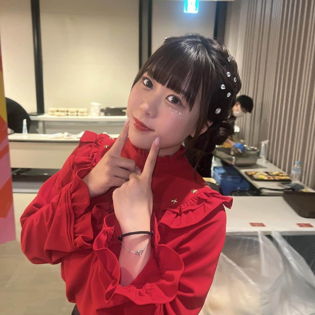 山下恵奈さんのインスタグラム写真 - (山下恵奈Instagram)「HIKAKINさんに金の盾をいただいて、だいすきな仲間たちとLIVEして初めてのYTFFはとっても素敵な1日になりました😭❣️✨ YouTubeもYouTuberも最高🫶🏻 またこの大きな舞台に立てるように頑張ります💐」12月15日 23時06分 - ena_pi25