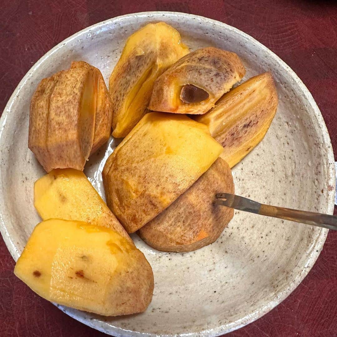 わかざえもん（コロナナモレモモ）さんのインスタグラム写真 - (わかざえもん（コロナナモレモモ）Instagram)「ばーちゃんの誕生日祝いと じーちゃんとご先祖様のお墓参りをして来ました◎ . 肉がいい？魚がいい？とかじゃなくて 全部出てくるのがうちのばーちゃん家です。笑 一緒に暮らしてた高校3年間が私人生で一番太っておりました😂... . こんなにご飯出してくれるのに ばーちゃん自分は鮭のせた白米で、そういうところがじーんときてしまう... ばーちゃん生魚と牛肉、得意じゃないけど 私のためなだけなんだよね 愛されてるなと今日も思いました」12月15日 23時11分 - waka_bass
