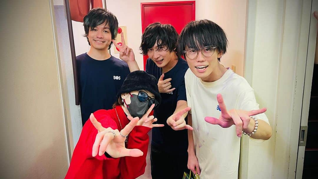 ナノのインスタグラム：「Went to see BURNOUT SYNDROMES world tour finale in TOKYO and they killed it  BURNOUT SYNDROMESさんのワールドツアーファイナル観に行かせて頂きました🌐  今年は目まぐるしいほどたくさんの世界を廻ってきて、 その集大成を感じられる幸せな気持ちに満ちたLIVEだった。   これからも世界へFLY HIGH🪽  #BURNOUTSYNDROMES」