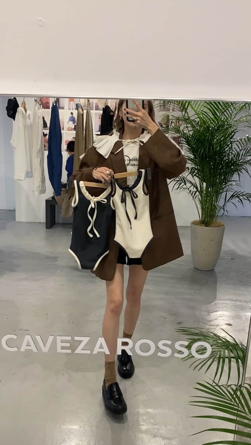 平木愛美のインスタグラム：「【ママって結局、自分のお買い物のつもりが 子供のもの買っちゃわない？！💕】  とあるいつかの展示会。 24ssで一目惚れした水着は…… べびまるのーーー！👙  可愛いすぎない？！  そして帰りにふらっと寄ったお店でもやっぱり、惹かれるのは子供たちのかわいいサンタ服。 まるとるるのお揃いができそうなの！👧🏼👶🏼 おしゃれさがあって可愛くて即決、、 たしかまだ10月だったんだけどchristmas準備しっかり始めてました、、🤍」