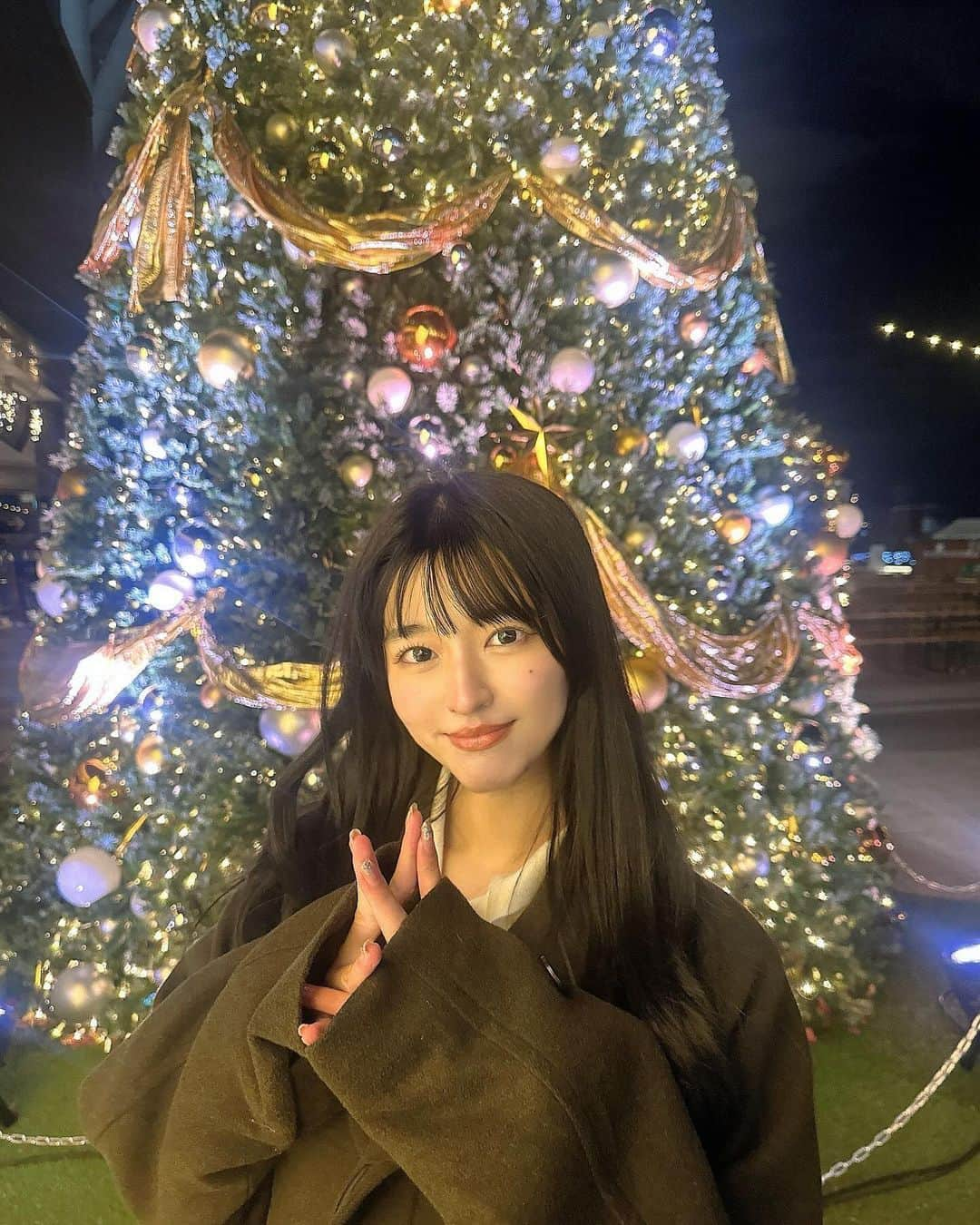 ぷかさんのインスタグラム写真 - (ぷかInstagram)「🎄♡⭐️ ・ ・ ・ ・ クリスマスシーズンは街中が映えてて好き ・ ・ この前のMERYさんのイベントで紹介したJOGGOさんのカスタム財布届いた👼🏻 ・ 自分で革の色をカスタムしてオリジナルのお財布作れるからクリスマスプレゼントにおすすめ！ クーポンもあるからもし気になったら注文するとき使ってね🐑 ・ コード：NZESP0 割引金額：500円OFF 有効期限：2023年1月7日まで ・ ・ ・ ・ ・ ・ #PR #JOGGO #クリスマス #クリスマスツリー #クリスマスプレゼント #クリスマスプレゼントにオススメ #イルミネーション #クリスマスマーケット #クリスマスコーデ #クリスマスツリー #クリスマスコフレ #クリスマスイルミネーション #冬コーデ #冬服コーデ」12月15日 23時24分 - fuuuuu215