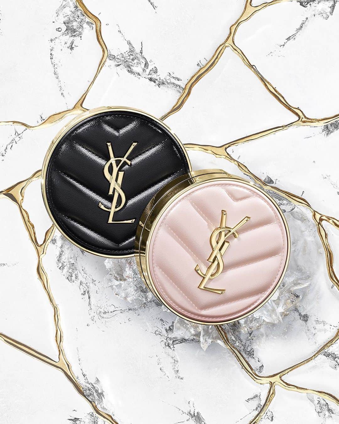 Yves Saint Laurent Beautyのインスタグラム：「Command attention with a matte that lasts 24H and a glow that never quits.   LE CUSHION ENCRE DE PEAU CUSHION TOUCHE ÉCLAT GLOW-PACT  #YSLBeauty #Holidays」