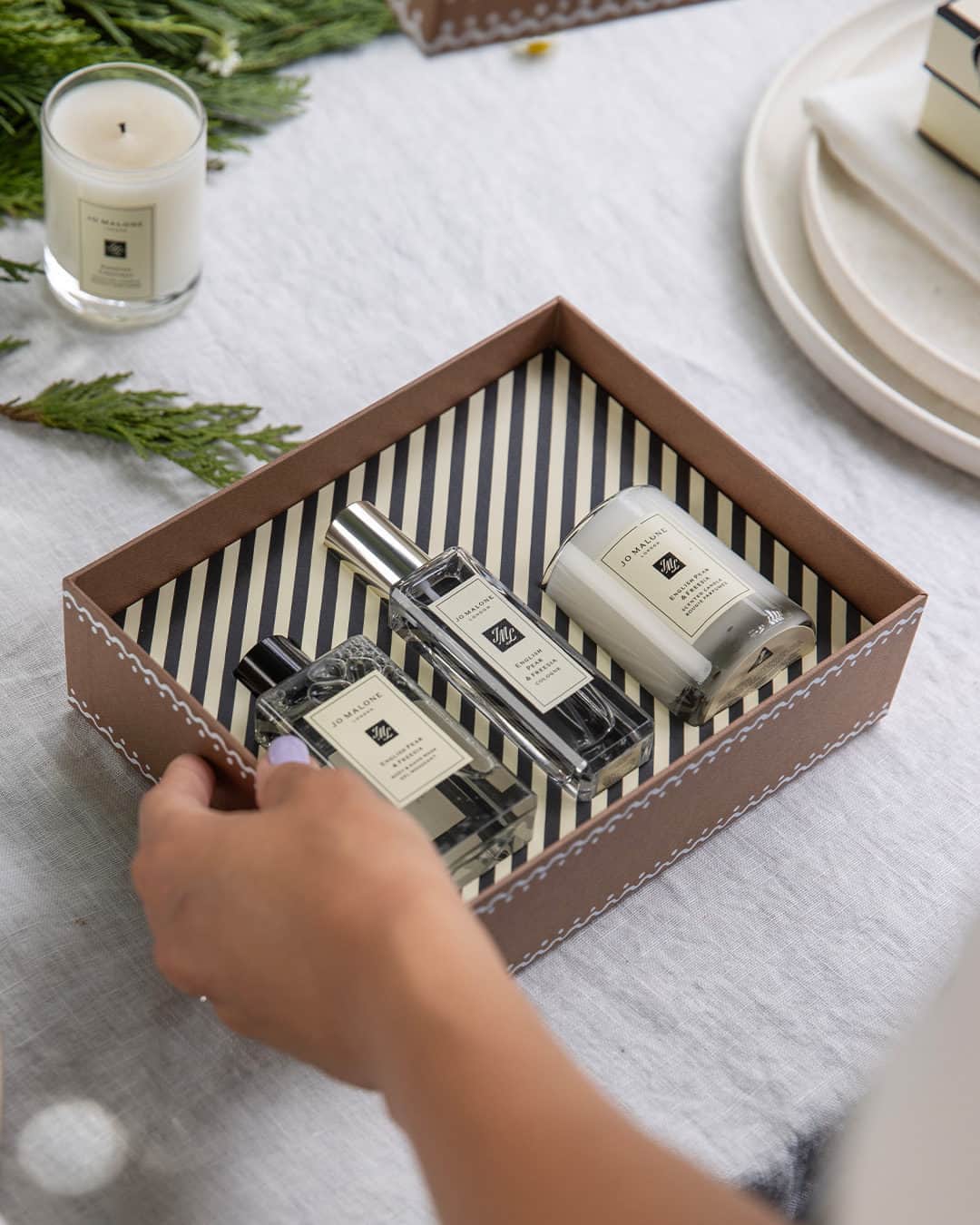 Jo Malone Londonさんのインスタグラム写真 - (Jo Malone LondonInstagram)「The surprise seasonal set-up: personalise your table plan with artfully wrapped gift collections that are sure to delight your guests. What would you like to find waiting for you at the table? Tap to shop. #SeasonOfScent」12月16日 0時00分 - jomalonelondon