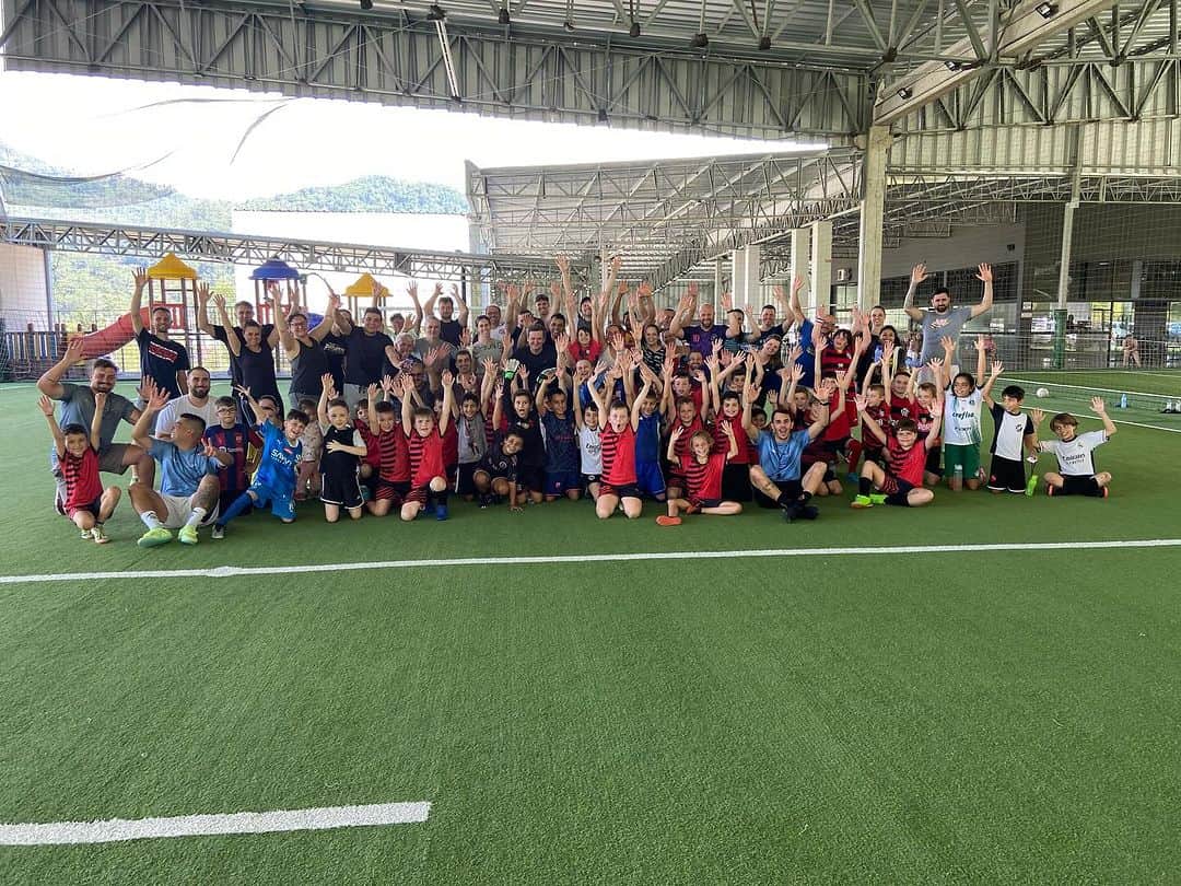 フィリペ・ルイスさんのインスタグラム写真 - (フィリペ・ルイスInstagram)「No dia do ontem fechamos o ano com as turmas de terças e quintas!  Foi um sucesso como sempre, obrigado a todos pela presença no ano de 2023!  Esperamos todos com a mesma energia em 2024  Desejamos um Feliz e Abençoado Natal e que 2024 seja um ano de muitas conquistas!  Com muito carinho Escolinha Filipe Luís ❤️⚽️🖤」12月15日 23時31分 - filipeluis