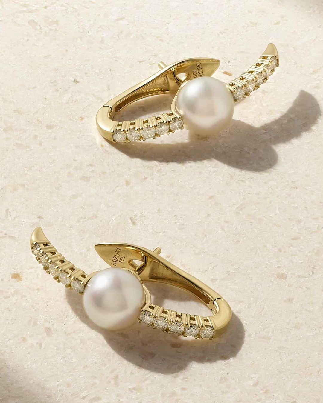 M I Z U K Iのインスタグラム：「Just in Time 💝   MIZUKI Prive collection is now available on Net A Porter @netaporter   . . . #netaporter #mizuki #mizukijewels  #mizukijewelry #prive #modern #pearl #diamond #earrings #💝」