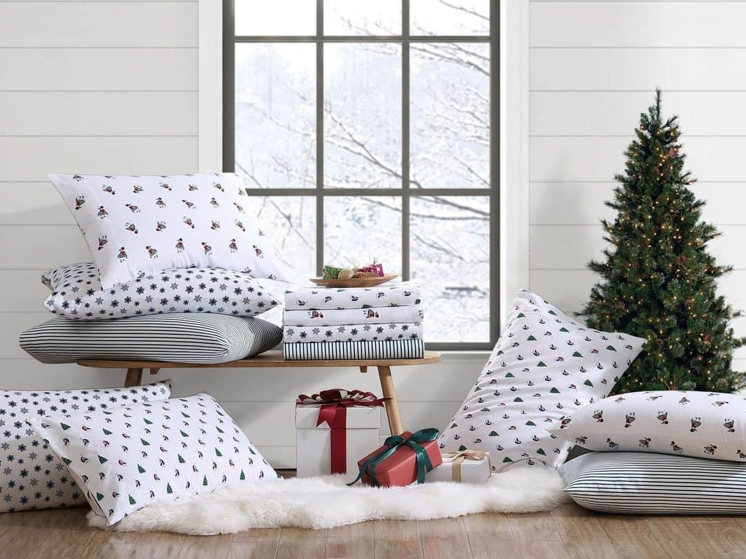 ノーティカのインスタグラム：「Cozy up all winter long with this 4-piece flannel sheet set. Brushed for extra softness, these warm flannel sheets feature a festive holiday prints perfect for refreshing your bedroom during the holiday season. Tap to shop!❄️☃️」