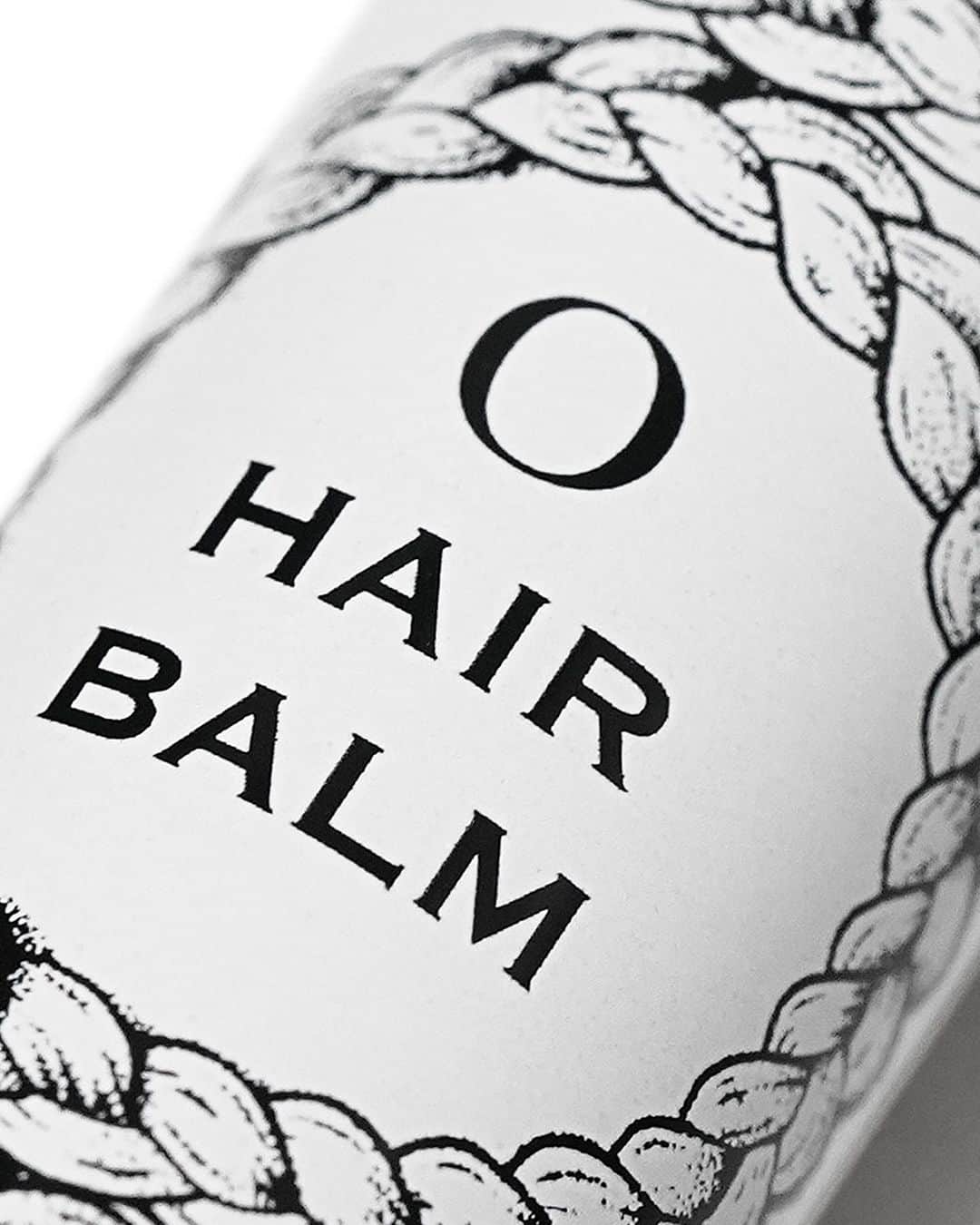 DRESSKINさんのインスタグラム写真 - (DRESSKINInstagram)「O SKIN & HAIR 髪の毛のデイリーケアとスタイリングができるスティックタイプのヘアバーム。100%天然精油による、深く深呼吸したくなるようなハーブ調の果実と花の香りを楽しめます。人気商品 O BALMと同じ香りです。  毛髪のケアに適したメドウフォームやナタネ由来成分をはじめとするバームが髪を保湿しながら健やかに保ち、ナチュラルなセット力で抜け感のあるヘアスタイルをキープ。髪の水分を維持し、傷んだ髪のキューティクルを修復しながら、パサつきの軽減やツヤ出しを叶え、ハリコシある健康的な毛髪へと導きます。静電気を防止する作用もあるので、乾燥する時期の分け目や顔まわり、もみあげなどのポイントケアとしてもお使いいただけます。 . O・HAIR STICK BALM #oskinandhair  _」12月16日 12時00分 - dresskin_official