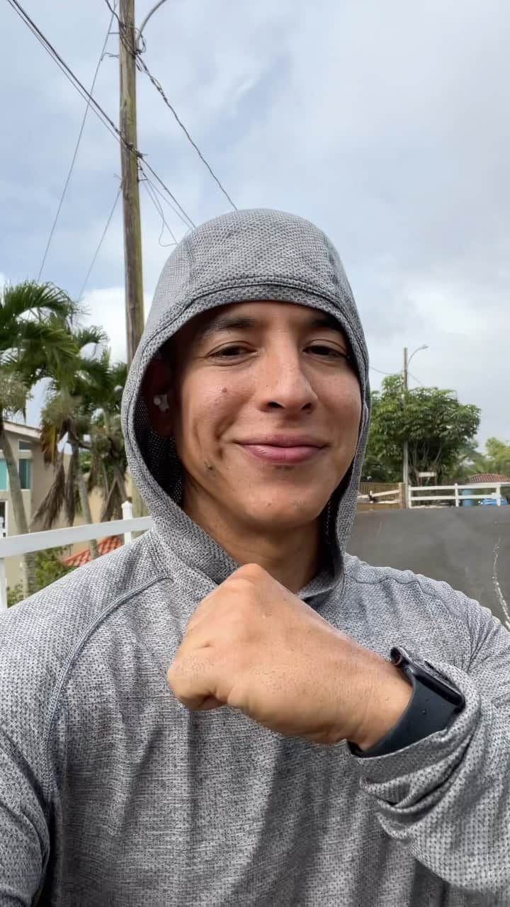 ダディー・ヤンキーのインスタグラム：「No hay nada más poderoso para tener esperanza, que el tener una comunión diaria con Dios. Habla con él; aprende a escucharlo. Esto te permitirá aumentar la esperanza que tienes en la vida y en ti mismo. Alimentando el alma, cuerpo y espíritu de luz 💡 💡💡💡☀️☀️💡💡💡  ”Apártate del mal, y haz el bien; Busca la paz, y síguela.“ ‭‭Salmos‬ ‭34‬:‭14‬ ‭RVR1960‬‬ 💡💡💡💡💡☀️☀️☀️☀️🌈🌈🌈」