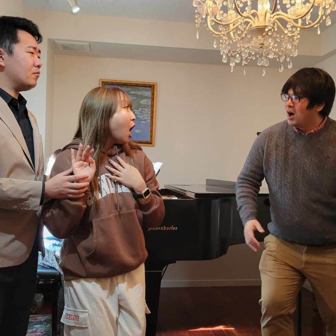 小野友葵子さんのインスタグラム写真 - (小野友葵子Instagram)「【12/17（日）I BOCCIOLI定期公演第2話の合わせ】  明後日12/17（日）の私小野友葵子がプロデュースする若手アーティストグループI BOCCIOLI定期公演『つぼみから花開く第２話』の1回目の合わせをしてきました。  海上玲菜（ソプラノ） 松田健（テノール） 木村雄太（バリトン） 樋口晃子（ピアノ）  バリトンの木村雄太くんが、海外留学のため、この公演をもってBOCCIOLIを卒業いたします。この定期公演がラストとなりますので、是非お越しいただけたら嬉しいです。  テーマは、～クリスマスの恋～ということで、ポップス・クラシックのクリスマスソング、オペラアリア、  そして、クリスマスイヴの恋の物語、オペラ『ラ・ボエーム』のハイライト。🎄  私もムゼッタ役で出演します。💖  オペラ初心者にもわかりやすい演出になっていますので、是非いらしてくださいませ～！✨  お席まだございます！！💕  🎅コンサートの詳細🎅 https://ameblo.jp/onoyukiko/entry-12829587014.html  ｡.｡:+* ﾟ ゜ﾟ *+:｡.｡:+* ﾟ ゜ﾟ *+:｡.｡ 📻2023/12/16（土） 動画配信型ラジオレギュラー冠番組 『小野友葵子のBella Serata‼』 第1、第3土曜日 21：00～21：50生放送中 https://ameblo.jp/onoyukiko/entry-12831051554.html  🎵2023/12/17（日）19:00 STUDIO VIRTUOSI https://ameblo.jp/onoyukiko/entry-12829587014.html  🎵2023/12/24（日）13:00 たいこ茶屋 https://ameblo.jp/onoyukiko/entry-12829073861.html  🎵2024/1/12（金）15:00 酵素クレープ専門店クレープアリサ東京  🎵2024/1/14（日）12:00 六本木ヒルズクラブ https://ameblo.jp/onoyukiko/entry-12828877461.html  💿小野友葵子コラボ参加CD発売中！ https://ameblo.jp/onoyukiko/entry-12800332342.html  🎼小野友葵子プロデュース若手オペラ歌手グループ『I BOCCIOLI』メンバー募集中！ https://ameblo.jp/onoyukiko/entry-12800609513.html ｡.｡:+* ﾟ ゜ﾟ *+:｡.｡:+* ﾟ ゜ﾟ *+:｡.｡ 🌹HP https://www.onoyukiko.com/ 🌹ブログ http://ameblo.jp/onoyukiko 🌹Instagram（yukikoonosoprano） https://www.instagram.com/yukikoonosoprano/ 🌹Twitter https://twitter.com/yukiko_ono 🌹YouTube（YukikoOno小野友葵子） https://www.youtube.com/user/VitaRoseaYukikoOno 🌹小野友葵子のコンサートってどんな感じ？ https://youtu.be/bWges5LlLnw ｡.｡:+* ﾟ ゜ﾟ *+:｡.｡:+* ﾟ ゜ﾟ *+:｡.｡  #小野友葵子プロデュース #BOCCIOLI #IBOCCIOLI #定期公演 #ピアニスト合わせ #リハーサル #クリスマスの恋 #クリスマスコンサート #ラボエーム #オペラハイライト #ソプラノ歌手 #オペラ歌手 #オペラ #錦戸部屋女将 #バラ好き #パンダ好き #ミラノ #イタリア #ラジオパーソナリティー #プロデューサー #若手アーティスト支援 #デビュー15周年」12月15日 23時44分 - yukikoonosoprano
