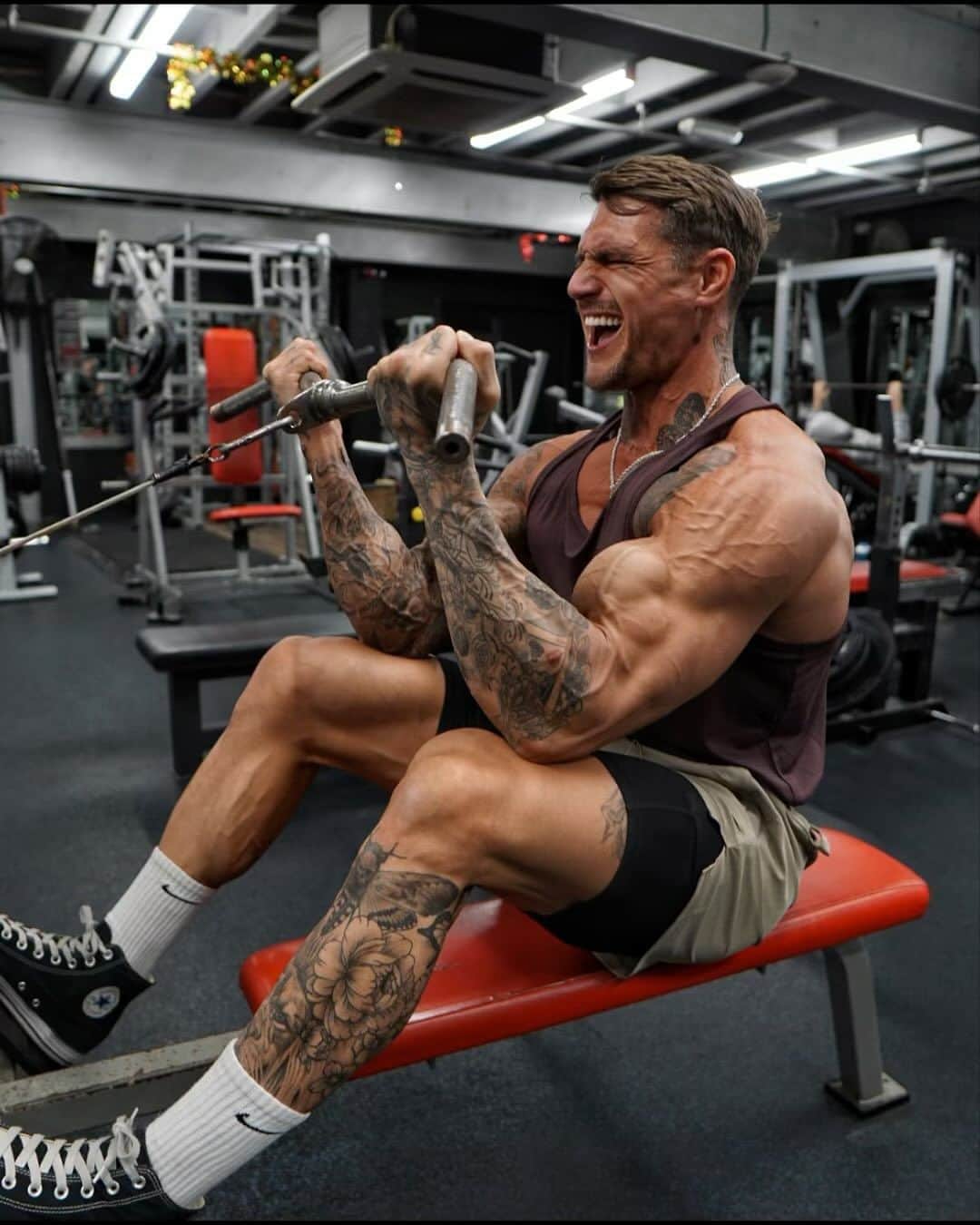 ロス・ディッカーソンのインスタグラム：「Biceps & Triceps💪Save & smash this killer/size building arms workout | Tag@ a friend who needs this! Rocking the new Utility V4 Collection by @vqfit - Seated Cable Curls - 4 x 8-10 Cable Rope Extensions - 4 x 8-10 Seated DB Curls - 4 x 8-10 Each Arm Overhead DB Extensions - 4 x 8-10 Crucifix Cable Curls - 4 x 10-12 Cable across Over Extensions - 4 x 10-12 (90sec Rest Between Sets & 2min Between Exercises, DON’T BE A B*TCH) - #biceps #triceps」