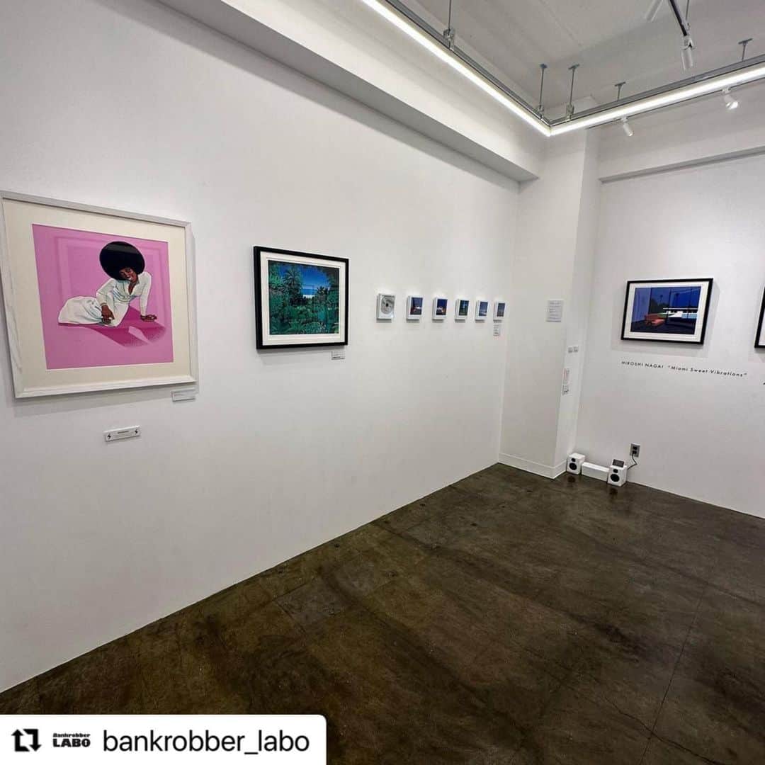 永井博のインスタグラム：「こんな感じで展示しています🐧💦。」