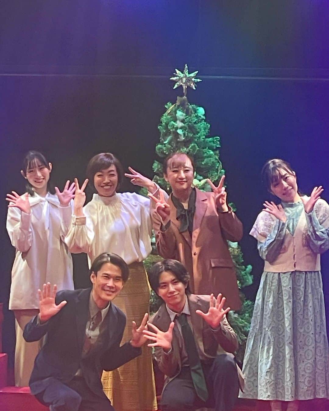 綾月せりさんのインスタグラム写真 - (綾月せりInstagram)「. なんだか写真がうまくupされなかったので再投稿💦  たまごちゃん @sayana_egg_98 に取り次いでもらって、Xmas感満載の舞台『25Magic』を観てきました🎄🎁  『CHICACO2023』『PRINCESS TOYOTOMI』でお世話になった、演出家の野口大輔さんもご出演、そして主演は両作品にもご出演だった藤田よしこさん @yoshiko.fujita.616 💕  愛に溢れた心あったまる作品で、何回も泣いてしまいました😢🩷 素敵なセリフあったかい場面いっぱいあったなあ🥰  『CHICACO』で一緒に大阪公演に行ったやすよさん @okamoto.yasuyo  『PRINCESS TOYOTOMI』でご一緒したまきこさん @maleize にも お会いできました🫶  作品の中で出演者がプレゼントを配ってくれる場面があったのですが、めっちゃ張り切って一生懸命手上げたらGETできました🎁！！！ 嬉しいっっ⁽⁽*(*˃̶͈̀ ᗨ ˂̶͈́)*⁾⁾ ありがとうございます😊  今年もサンタさん来てくれますように🎅 皆さま素敵なXmasを、、、、🎄  この公演は12/17まで渋谷のCBGKシブゲキ!!で、 12/23~12/24、大阪の心斎橋PARCO SPACE14で上演されます🎄  #25Magic #アレステ #Xmas #クリスマス  #サンタさん毎年おつかれさまです🫶🎅  .」12月15日 23時58分 - seri_ayazuki