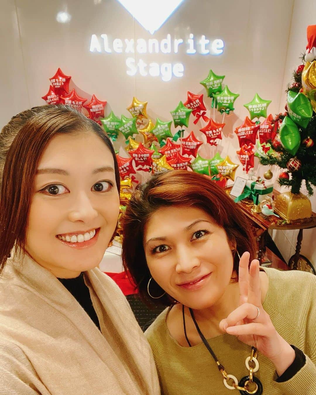 綾月せりさんのインスタグラム写真 - (綾月せりInstagram)「. なんだか写真がうまくupされなかったので再投稿💦  たまごちゃん @sayana_egg_98 に取り次いでもらって、Xmas感満載の舞台『25Magic』を観てきました🎄🎁  『CHICACO2023』『PRINCESS TOYOTOMI』でお世話になった、演出家の野口大輔さんもご出演、そして主演は両作品にもご出演だった藤田よしこさん @yoshiko.fujita.616 💕  愛に溢れた心あったまる作品で、何回も泣いてしまいました😢🩷 素敵なセリフあったかい場面いっぱいあったなあ🥰  『CHICACO』で一緒に大阪公演に行ったやすよさん @okamoto.yasuyo  『PRINCESS TOYOTOMI』でご一緒したまきこさん @maleize にも お会いできました🫶  作品の中で出演者がプレゼントを配ってくれる場面があったのですが、めっちゃ張り切って一生懸命手上げたらGETできました🎁！！！ 嬉しいっっ⁽⁽*(*˃̶͈̀ ᗨ ˂̶͈́)*⁾⁾ ありがとうございます😊  今年もサンタさん来てくれますように🎅 皆さま素敵なXmasを、、、、🎄  この公演は12/17まで渋谷のCBGKシブゲキ!!で、 12/23~12/24、大阪の心斎橋PARCO SPACE14で上演されます🎄  #25Magic #アレステ #Xmas #クリスマス  #サンタさん毎年おつかれさまです🫶🎅  .」12月15日 23時58分 - seri_ayazuki