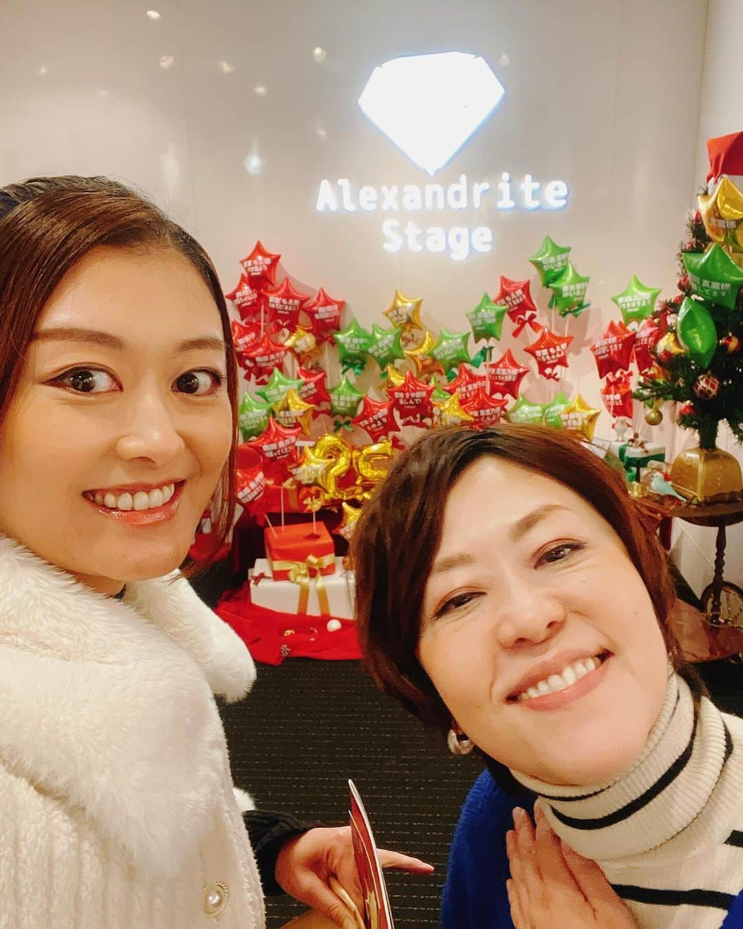 綾月せりさんのインスタグラム写真 - (綾月せりInstagram)「. なんだか写真がうまくupされなかったので再投稿💦  たまごちゃん @sayana_egg_98 に取り次いでもらって、Xmas感満載の舞台『25Magic』を観てきました🎄🎁  『CHICACO2023』『PRINCESS TOYOTOMI』でお世話になった、演出家の野口大輔さんもご出演、そして主演は両作品にもご出演だった藤田よしこさん @yoshiko.fujita.616 💕  愛に溢れた心あったまる作品で、何回も泣いてしまいました😢🩷 素敵なセリフあったかい場面いっぱいあったなあ🥰  『CHICACO』で一緒に大阪公演に行ったやすよさん @okamoto.yasuyo  『PRINCESS TOYOTOMI』でご一緒したまきこさん @maleize にも お会いできました🫶  作品の中で出演者がプレゼントを配ってくれる場面があったのですが、めっちゃ張り切って一生懸命手上げたらGETできました🎁！！！ 嬉しいっっ⁽⁽*(*˃̶͈̀ ᗨ ˂̶͈́)*⁾⁾ ありがとうございます😊  今年もサンタさん来てくれますように🎅 皆さま素敵なXmasを、、、、🎄  この公演は12/17まで渋谷のCBGKシブゲキ!!で、 12/23~12/24、大阪の心斎橋PARCO SPACE14で上演されます🎄  #25Magic #アレステ #Xmas #クリスマス  #サンタさん毎年おつかれさまです🫶🎅  .」12月15日 23時58分 - seri_ayazuki