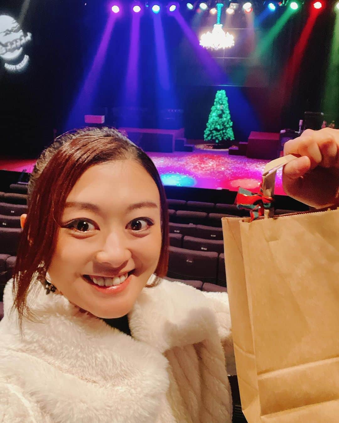 綾月せりさんのインスタグラム写真 - (綾月せりInstagram)「. なんだか写真がうまくupされなかったので再投稿💦  たまごちゃん @sayana_egg_98 に取り次いでもらって、Xmas感満載の舞台『25Magic』を観てきました🎄🎁  『CHICACO2023』『PRINCESS TOYOTOMI』でお世話になった、演出家の野口大輔さんもご出演、そして主演は両作品にもご出演だった藤田よしこさん @yoshiko.fujita.616 💕  愛に溢れた心あったまる作品で、何回も泣いてしまいました😢🩷 素敵なセリフあったかい場面いっぱいあったなあ🥰  『CHICACO』で一緒に大阪公演に行ったやすよさん @okamoto.yasuyo  『PRINCESS TOYOTOMI』でご一緒したまきこさん @maleize にも お会いできました🫶  作品の中で出演者がプレゼントを配ってくれる場面があったのですが、めっちゃ張り切って一生懸命手上げたらGETできました🎁！！！ 嬉しいっっ⁽⁽*(*˃̶͈̀ ᗨ ˂̶͈́)*⁾⁾ ありがとうございます😊  今年もサンタさん来てくれますように🎅 皆さま素敵なXmasを、、、、🎄  この公演は12/17まで渋谷のCBGKシブゲキ!!で、 12/23~12/24、大阪の心斎橋PARCO SPACE14で上演されます🎄  #25Magic #アレステ #Xmas #クリスマス  #サンタさん毎年おつかれさまです🫶🎅  .」12月15日 23時58分 - seri_ayazuki