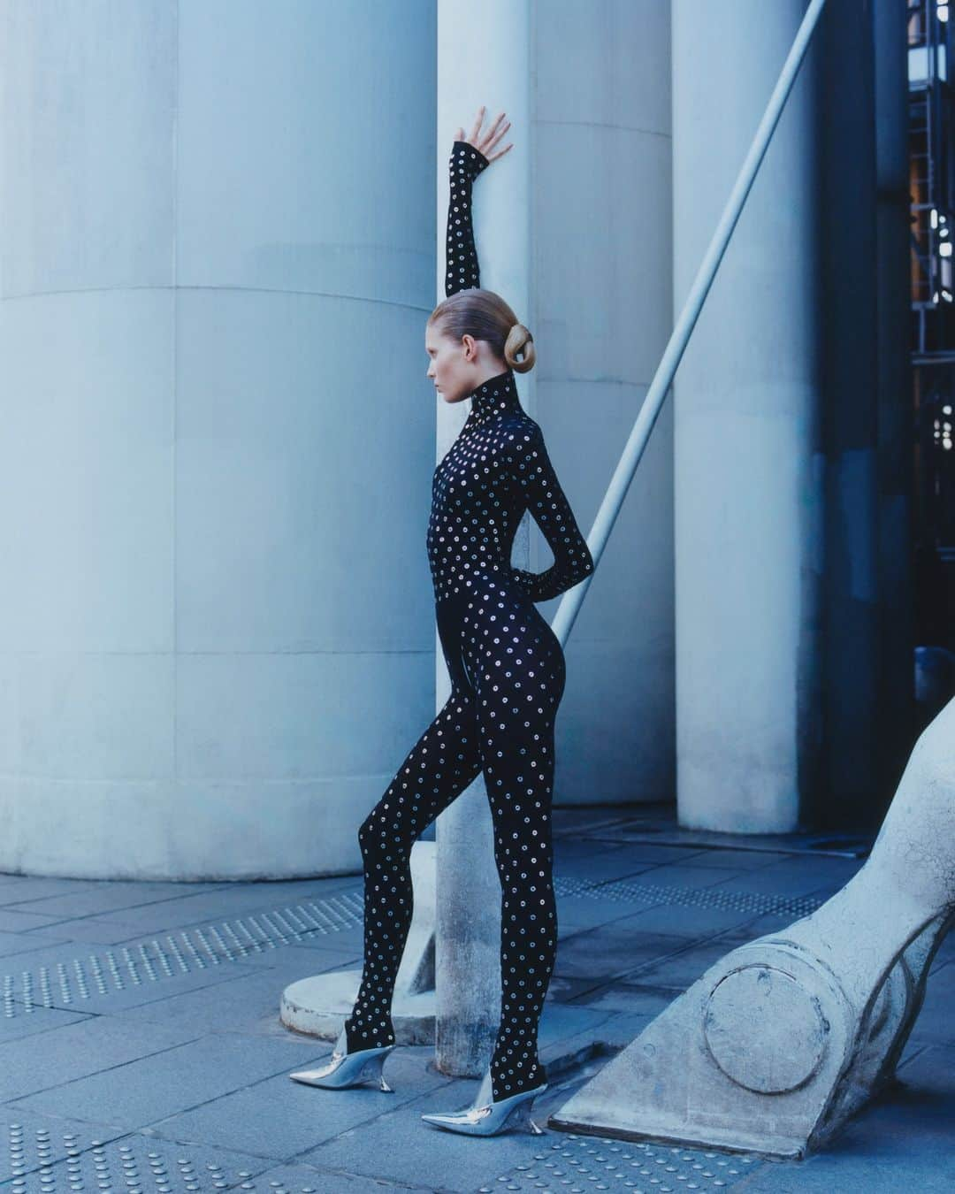 Vogue Parisのインスタグラム：「What better place to celebrate fashion and art than the @CentrePompidou in Paris, the UFO in glass-and-metal designed by #RenzoPiano that shattered existing architectural codes when it was inaugurated? It stars in a major fashion shoot featuring the top model Ida Heiner, who covers our December/January 2024 issue. On newsstands now.  Quel meilleur lieu que le Centre Pompidou à Paris, ovni de verre et de métal signé Renzo Piano qui a dynamité les codes de l’architecture à son ouverture, pour célébrer la mode et l’art, dans une grande série mode avec la top Ida Heiner, en couverture de notre numéro de décembre-janvier 2024, en kiosque actuellement.  Ida wears @MaisonAlaia and #BottegaVeneta.  Photographer: @TheodeGueltzl Stylist: @RobbieSpencer Make-up: @AnthonyPreel_ Hair Stylist: @OlivierSchawalder Set Design: @Mila_Ty Production: @Brachfeld_  Remerciements au @CentrePompidou. Le Centre Pompidou a été créé par les architectes Renzo Piano et Richard Rogers.  Head of Editorial Content: @EugenieTrochu Global Creative Director: @Juancp Global Director, Talent & Casting: @Mrsvoguester  #voguefrance #idaheiner #centrepompidou #theodegueltzl」