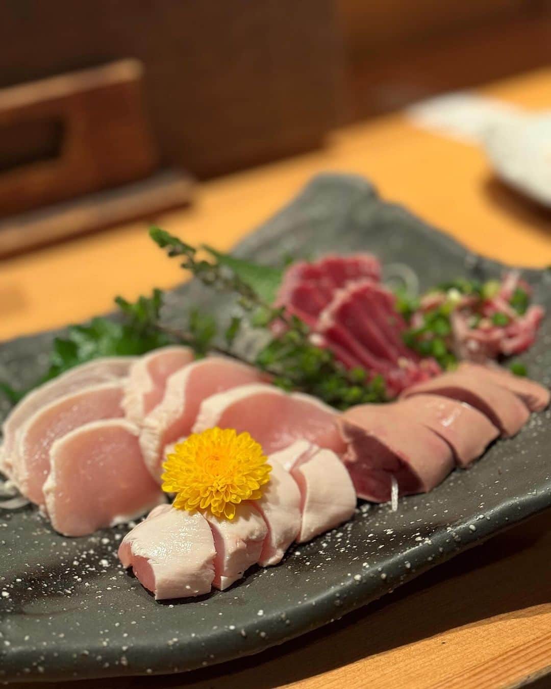 橋本志穂さんのインスタグラム写真 - (橋本志穂Instagram)「メイクの平井さんと鶏慶 先日の仕事も、来週の仕事も 平井さんに来てもらえず〜💦 大忙しの平井さんなので、 いなかった日のご報告と、 贈りたいピアスとかあったので 久しぶりの女子会❣️  平井さんからも クリスマスプレゼントもらったー 可愛いコーギーのカードが嬉しいねぇ☺️  フォーションのシュトーレン ピンク色なの❣️ クリスマスまでもたないかも〜  たまりにたまった話題てんこ盛りで 食べすぎ飲み過ぎ‼️  気がついたら会議の時間💦💦　 慌てふためいて走って帰ったら 倒れそうでした〜  #女子会 @ohira25」12月16日 0時05分 - shihohashimoto3