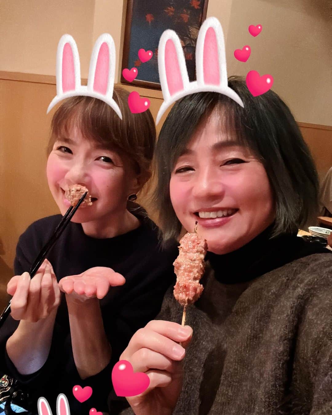 橋本志穂さんのインスタグラム写真 - (橋本志穂Instagram)「メイクの平井さんと鶏慶 先日の仕事も、来週の仕事も 平井さんに来てもらえず〜💦 大忙しの平井さんなので、 いなかった日のご報告と、 贈りたいピアスとかあったので 久しぶりの女子会❣️  平井さんからも クリスマスプレゼントもらったー 可愛いコーギーのカードが嬉しいねぇ☺️  フォーションのシュトーレン ピンク色なの❣️ クリスマスまでもたないかも〜  たまりにたまった話題てんこ盛りで 食べすぎ飲み過ぎ‼️  気がついたら会議の時間💦💦　 慌てふためいて走って帰ったら 倒れそうでした〜  #女子会 @ohira25」12月16日 0時05分 - shihohashimoto3