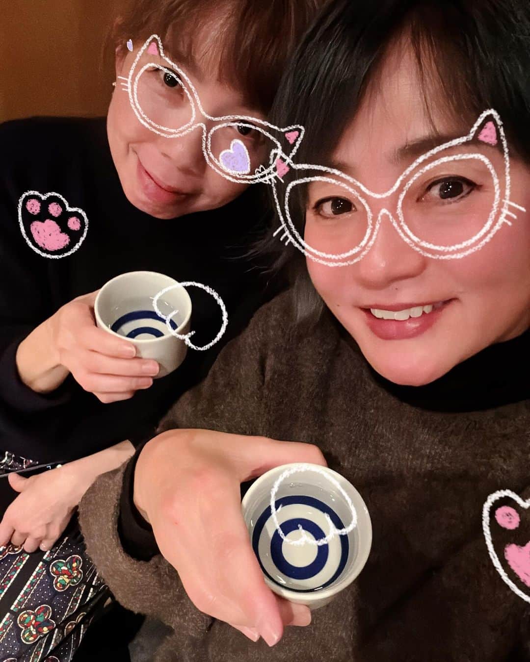 橋本志穂さんのインスタグラム写真 - (橋本志穂Instagram)「メイクの平井さんと鶏慶 先日の仕事も、来週の仕事も 平井さんに来てもらえず〜💦 大忙しの平井さんなので、 いなかった日のご報告と、 贈りたいピアスとかあったので 久しぶりの女子会❣️  平井さんからも クリスマスプレゼントもらったー 可愛いコーギーのカードが嬉しいねぇ☺️  フォーションのシュトーレン ピンク色なの❣️ クリスマスまでもたないかも〜  たまりにたまった話題てんこ盛りで 食べすぎ飲み過ぎ‼️  気がついたら会議の時間💦💦　 慌てふためいて走って帰ったら 倒れそうでした〜  #女子会 @ohira25」12月16日 0時05分 - shihohashimoto3