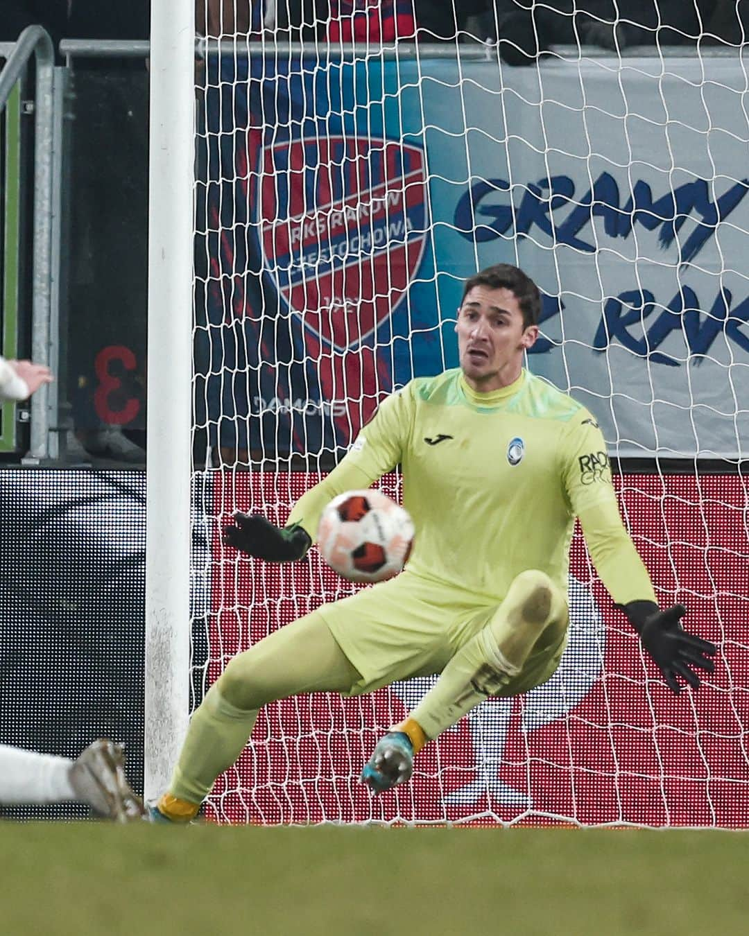 アタランタBCさんのインスタグラム写真 - (アタランタBCInstagram)「I debutti europei con porta inviolata condivisi sono i più belli 🥰  First European appearance with clean sheet for both our @carnesecchimarco and Francesco #Rossi 🫂  #UEL #GoAtalantaGo ⚫️🔵」12月16日 0時11分 - atalantabc