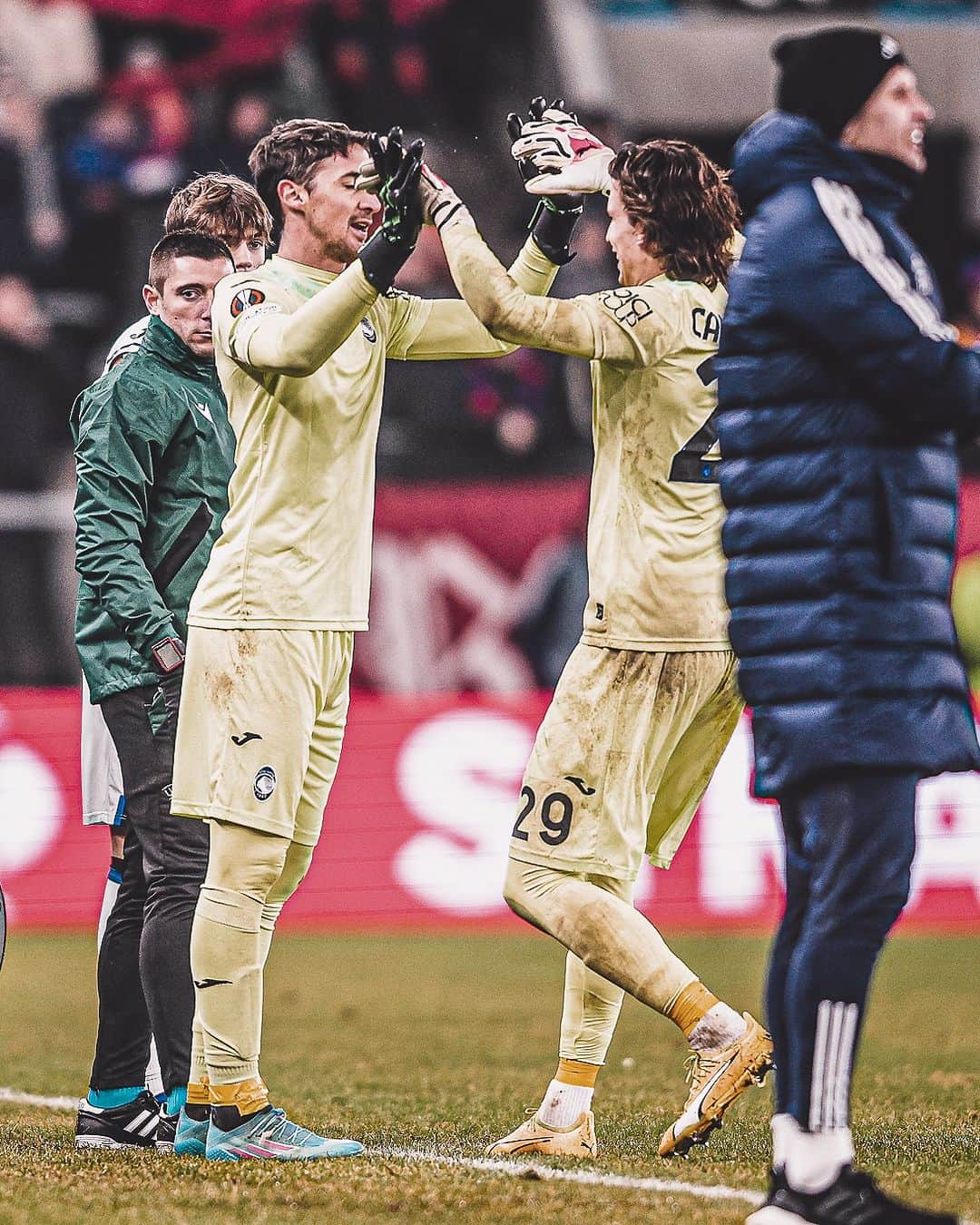 アタランタBCさんのインスタグラム写真 - (アタランタBCInstagram)「I debutti europei con porta inviolata condivisi sono i più belli 🥰  First European appearance with clean sheet for both our @carnesecchimarco and Francesco #Rossi 🫂  #UEL #GoAtalantaGo ⚫️🔵」12月16日 0時11分 - atalantabc